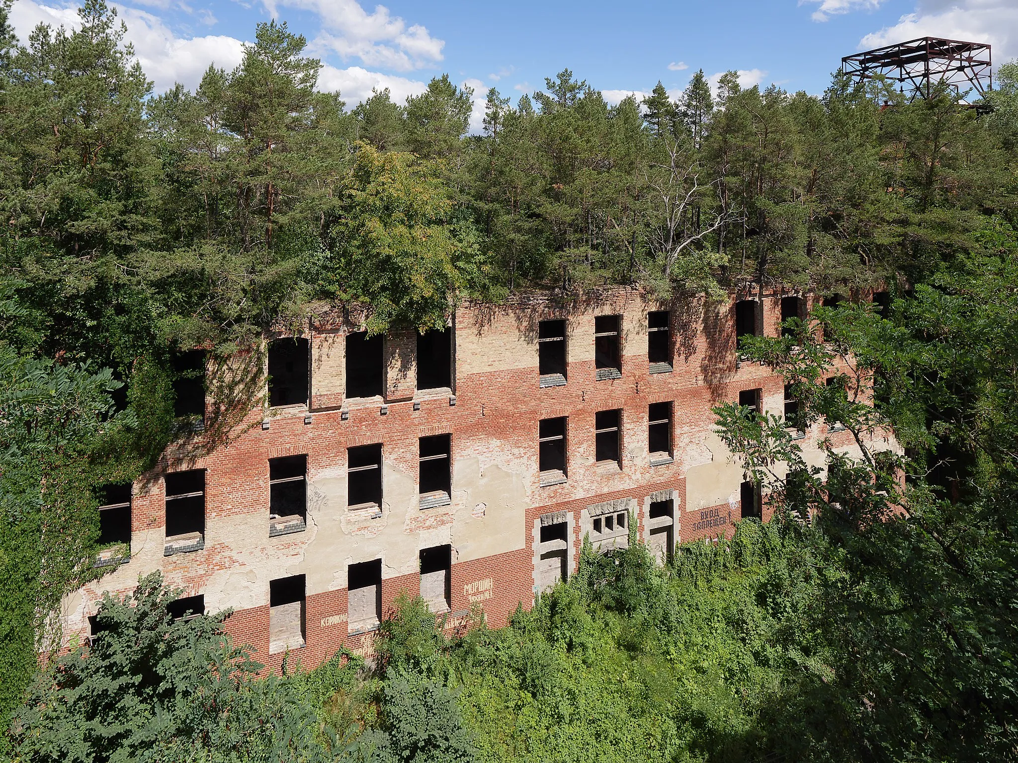 Photo showing: Beelitz-Heilstätten in Beelitz, Brandenburg, Deutschland.
Südfassade der Ruine des Alpen-Hauses vom Baumkronenpfad aus gesehen.