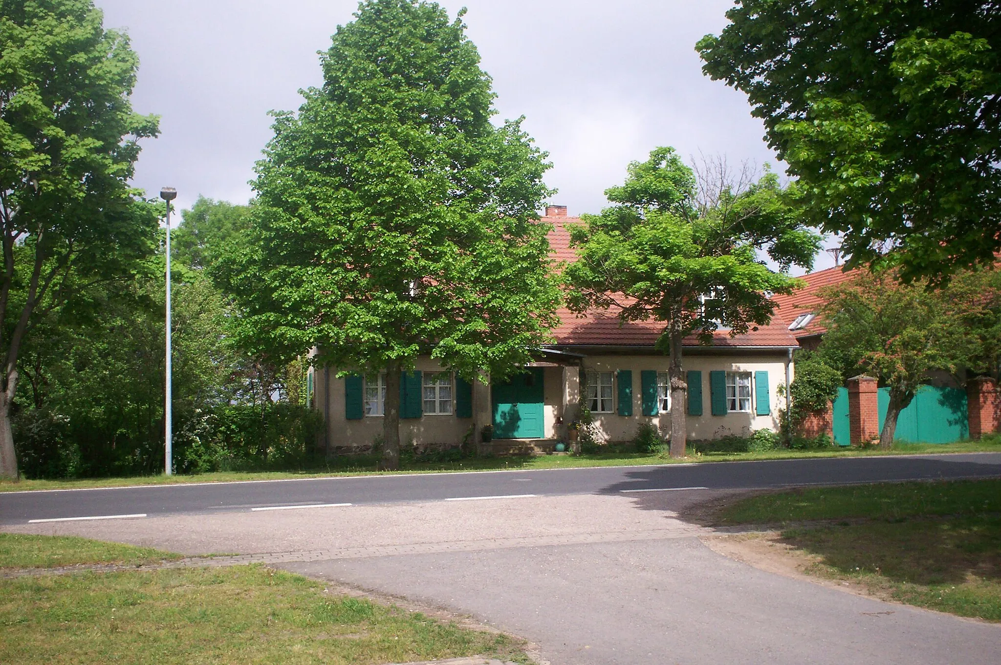 Photo showing: Banzendorf Nr. 72 von der Einmündung des Schulzendorfer Wegs