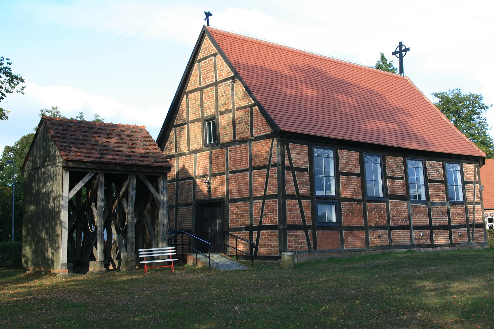 Photo showing: Die evangelische Kirche stammt aus dem 18. Jahrhundert. Der Glockenstuhl ist freistehend.
Die Kirche ist ein Fachwerkgebäude, ausgefacht mit roten Backsteinen.