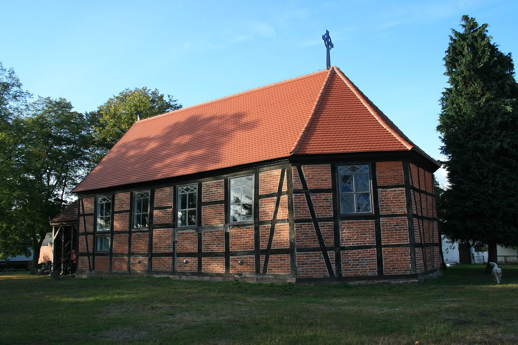 Photo showing: Die evangelische Kirche stammt aus der 18. Jahrhundert. Der Glockenstuhl ist freistehend.
Die Kirche ist ein Fachwerkgebäude, ausgefacht mit roten Backsteinen.