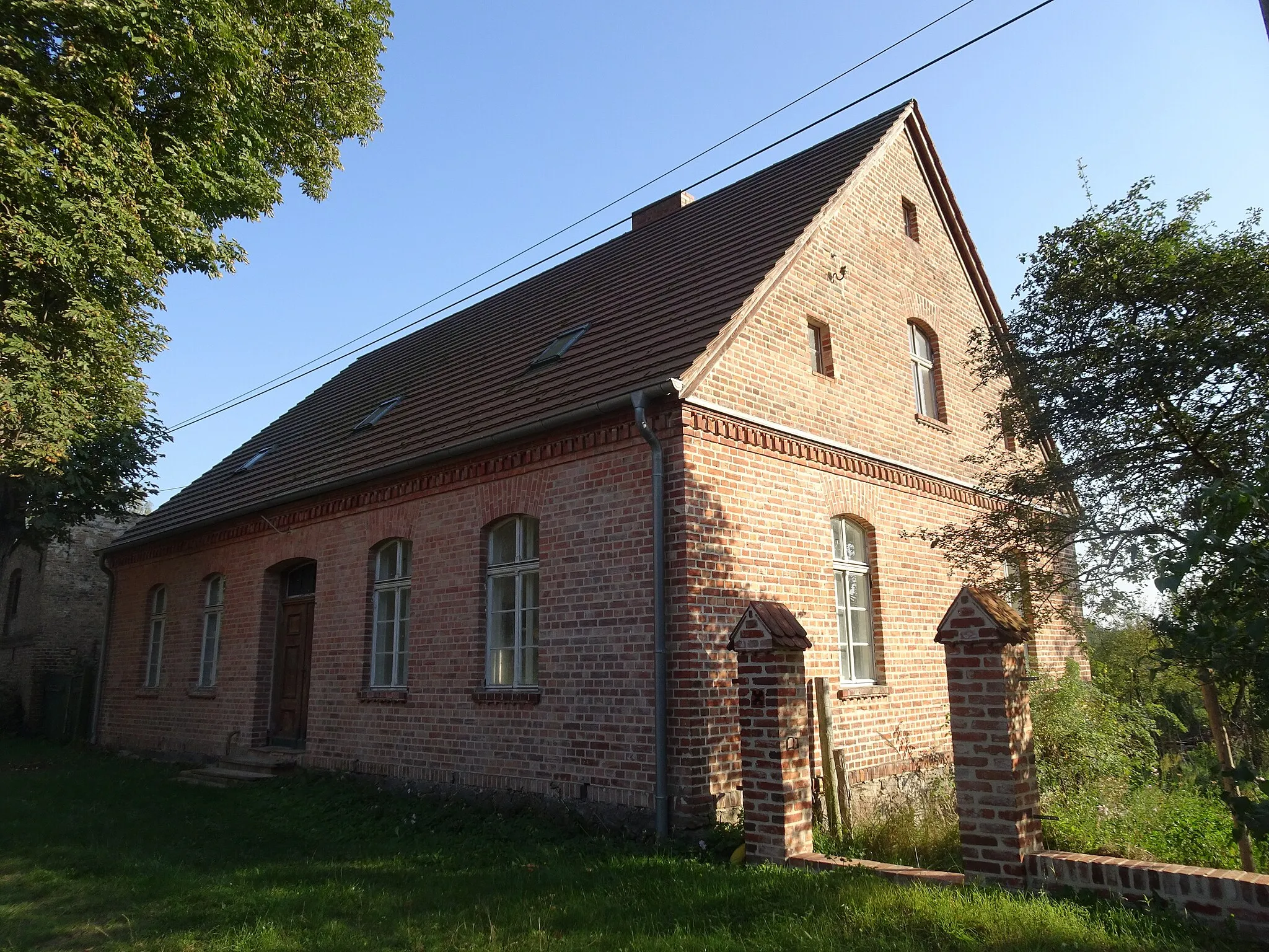 Photo showing: Poratz, Gemeinde Temmen-Ringenwalde, denkmalgeschützte ehemalige Schule Poratz 3