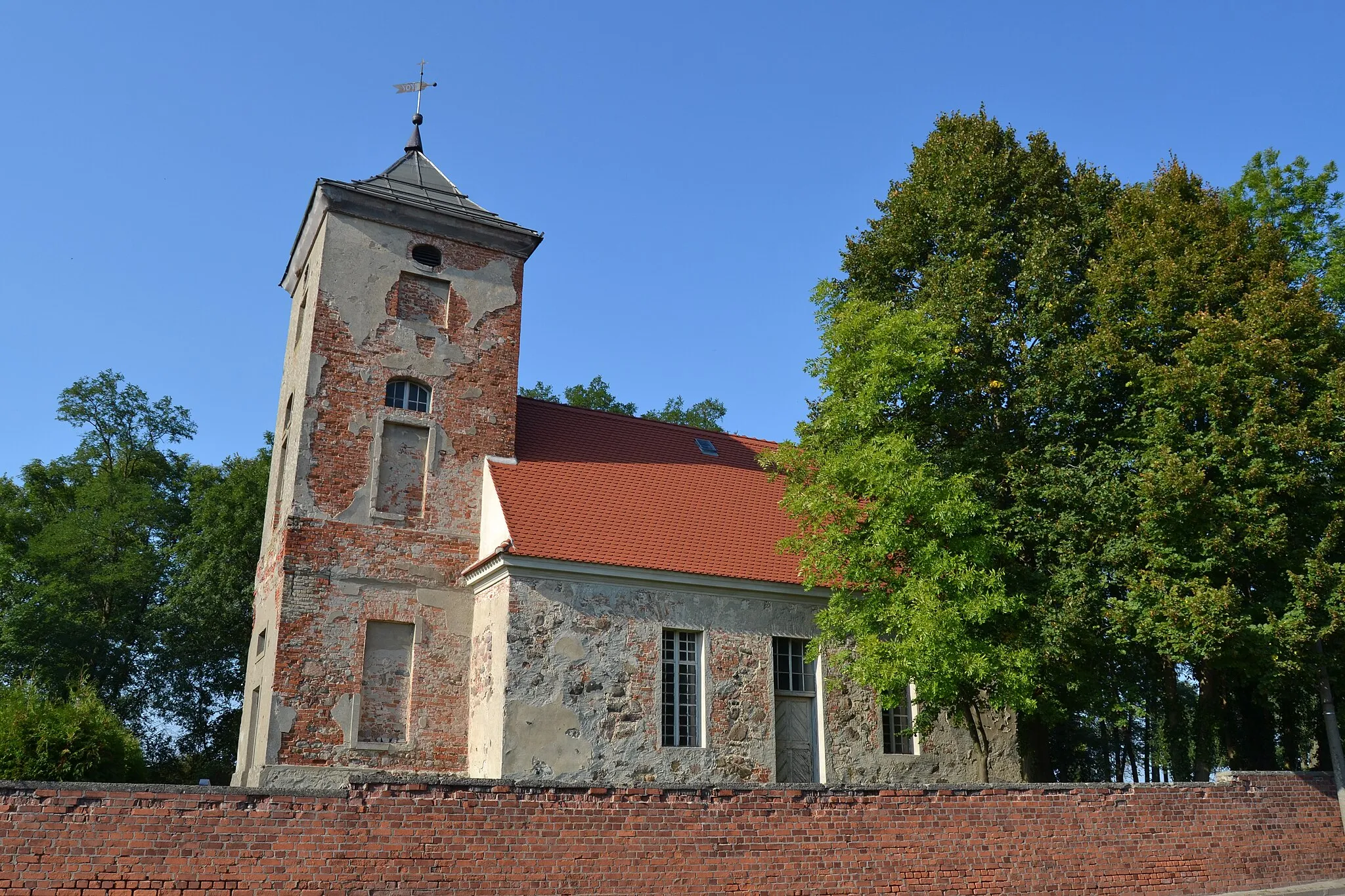 Photo showing: Baudenkmal Dorfkirche Ruhlsdorf (Strausberg) und Kirchhofseinfriedung.