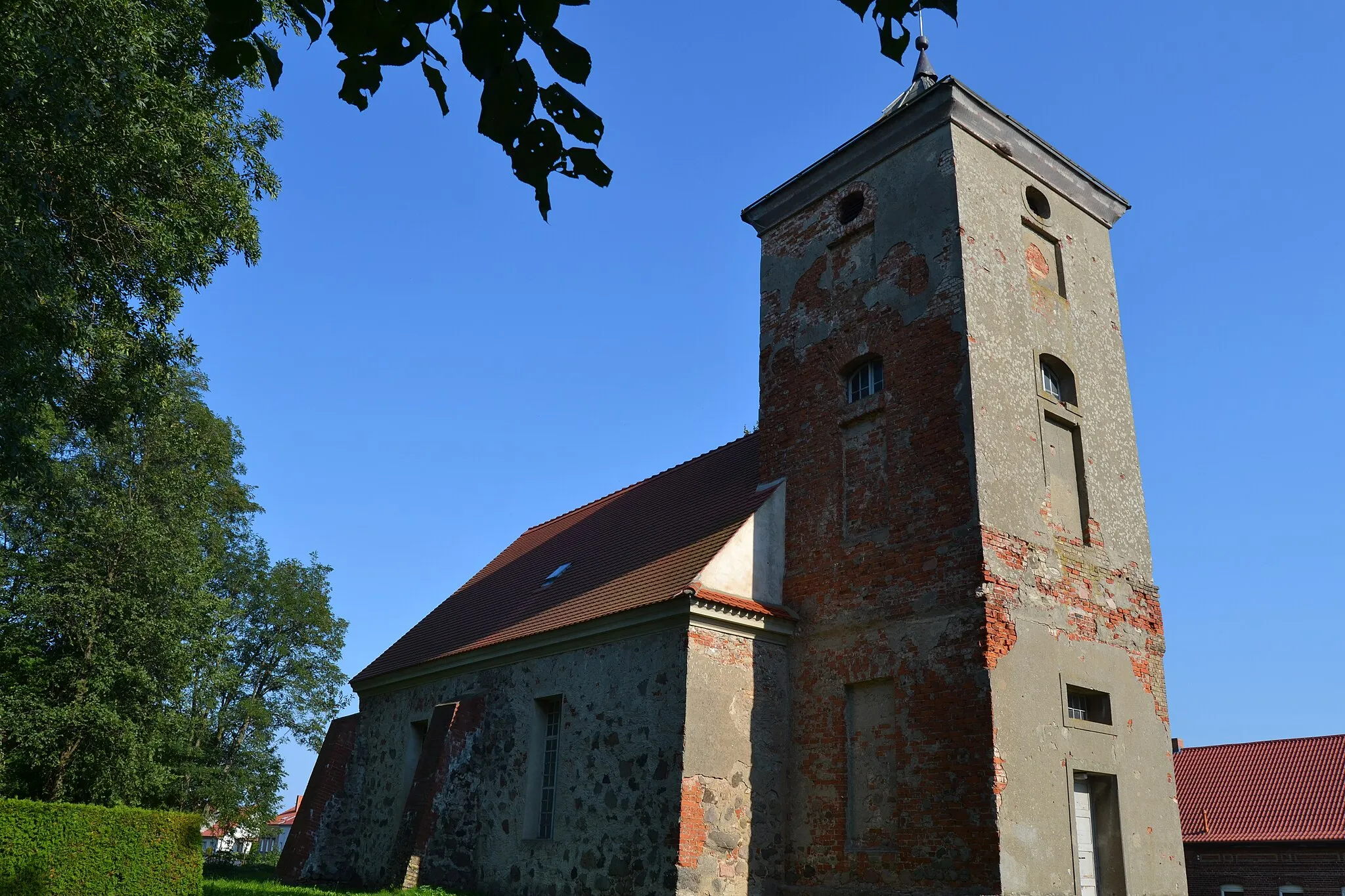 Photo showing: Baudenkmal Dorfkirche Ruhlsdorf (Strausberg) und Kirchhofseinfriedung.