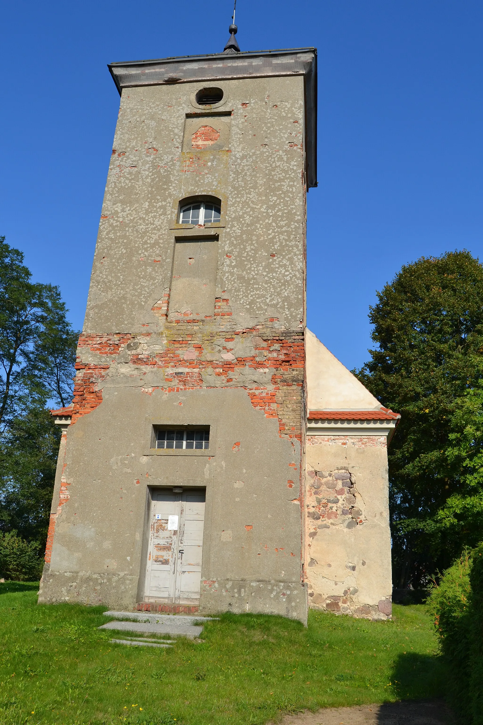 Photo showing: Baudenkmal Dorfkirche Ruhlsdorf (Strausberg) und Kirchhofseinfriedung.