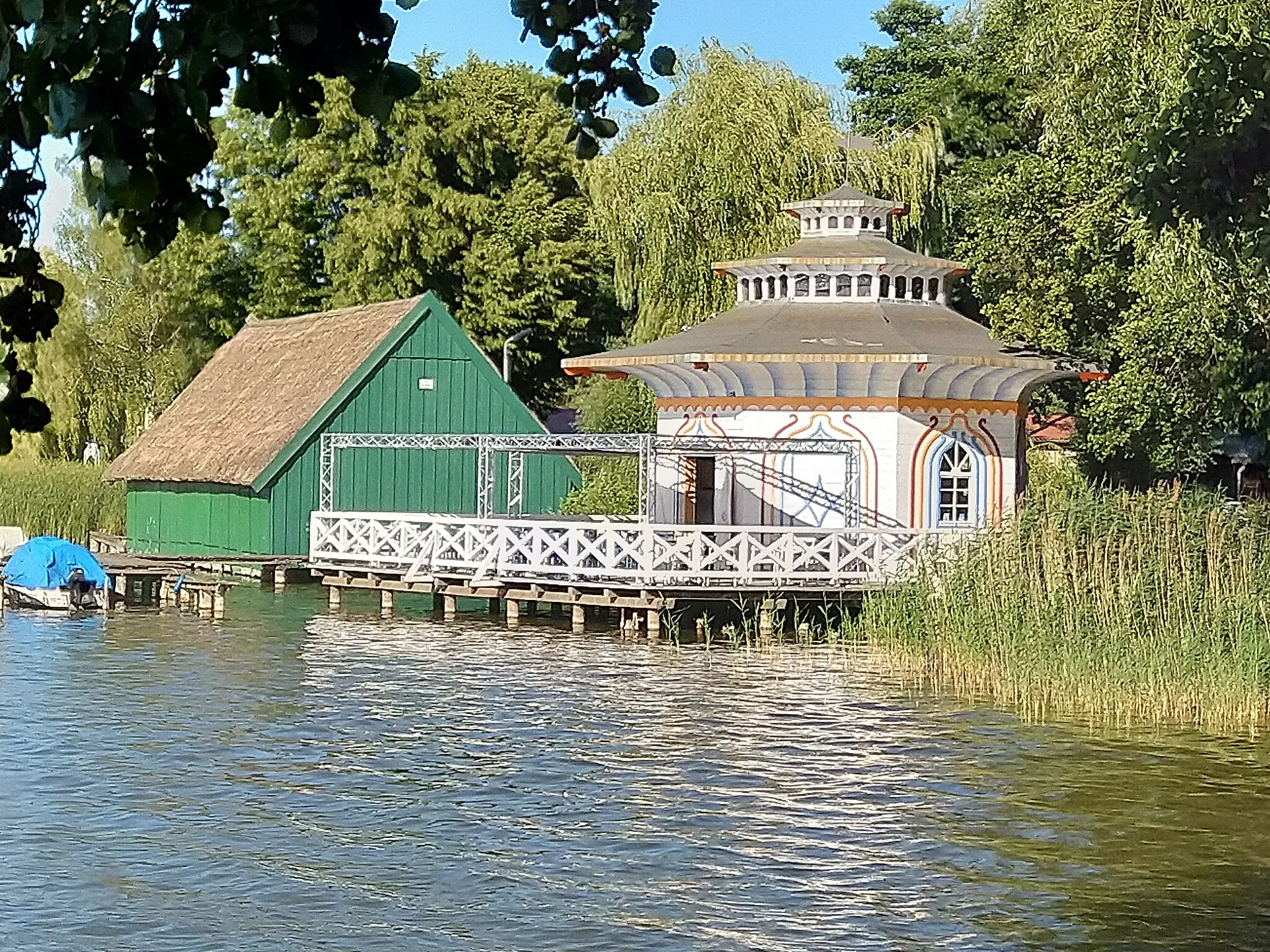 Photo showing: Der „Chinesischer Pavillon“ wurde 1821 von Friedrich Wilhelm Buttel als Wäschespülhaus in Neustrelitz am Zierker See erbaut. Heute wird der Pavillon als Sommercafé genutzt.