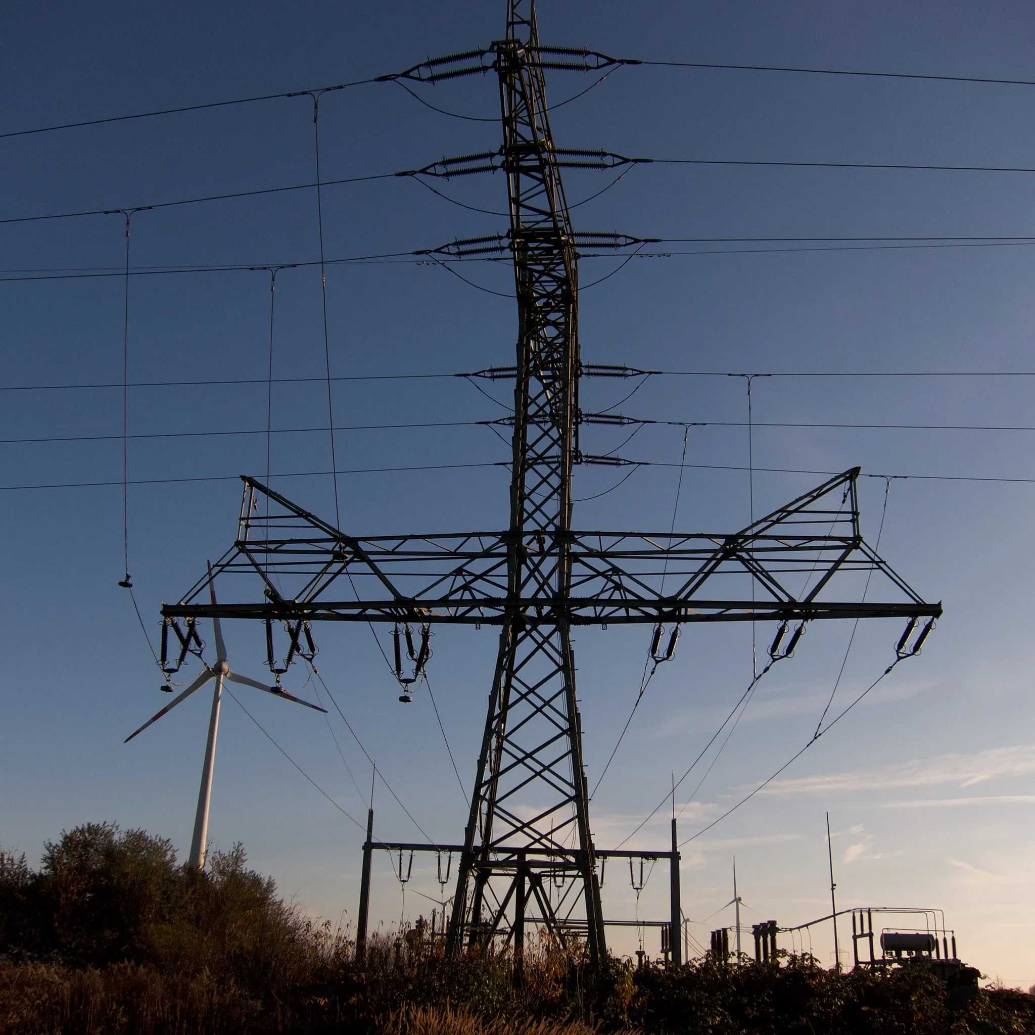 Photo showing: Abzweigmast einer 110-kV-Hochspannungsleitung am UW Etzin (Einspeisung Windpark Ketzin) beim Ortsteil Etzin in Ketzin/Havel, Brandenburg