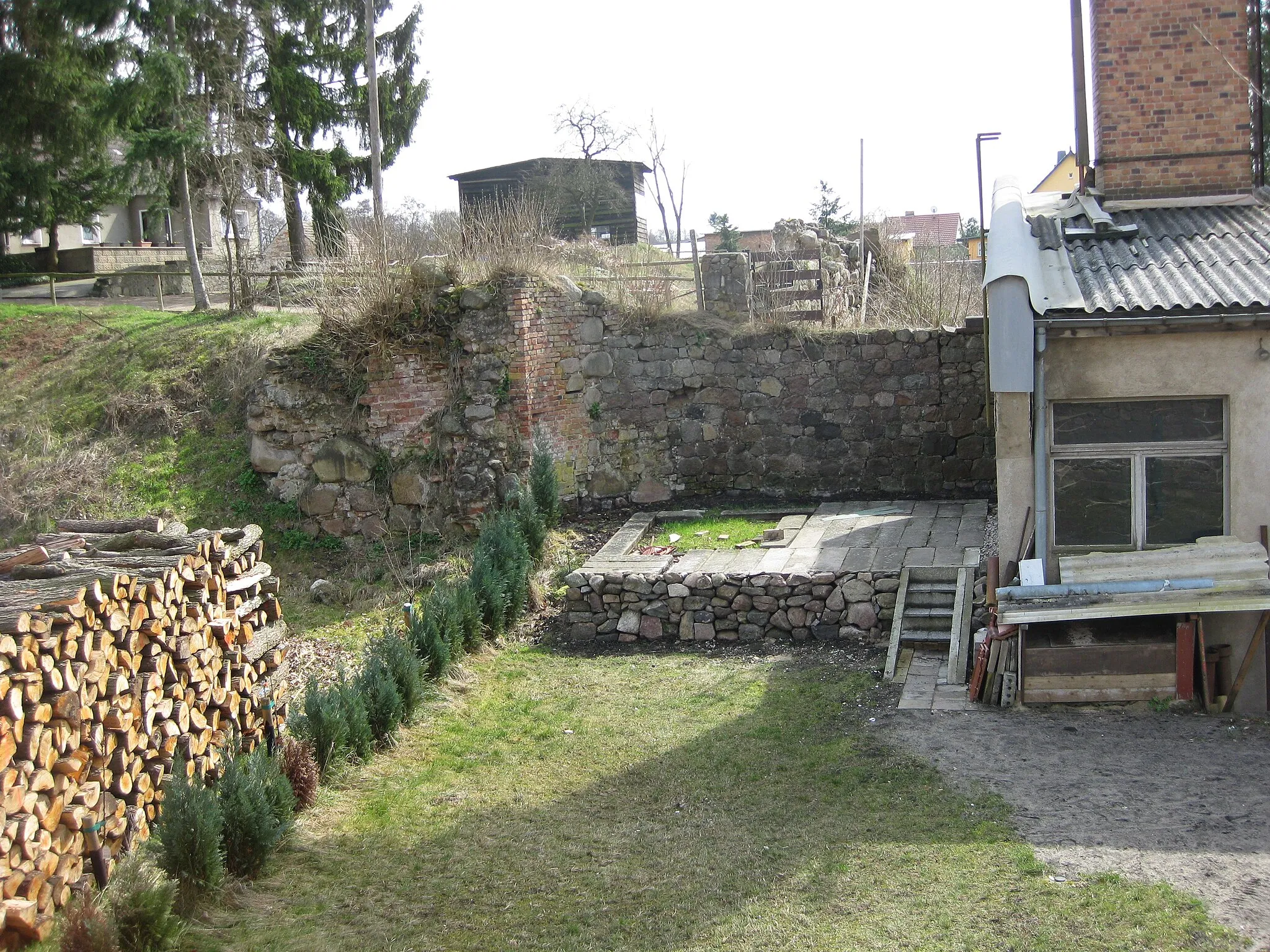 Photo showing: Ehemaliger Burggraben der Ruine der brandenburgischen Burg Grimnitz in Joachimsthal (Barnim)