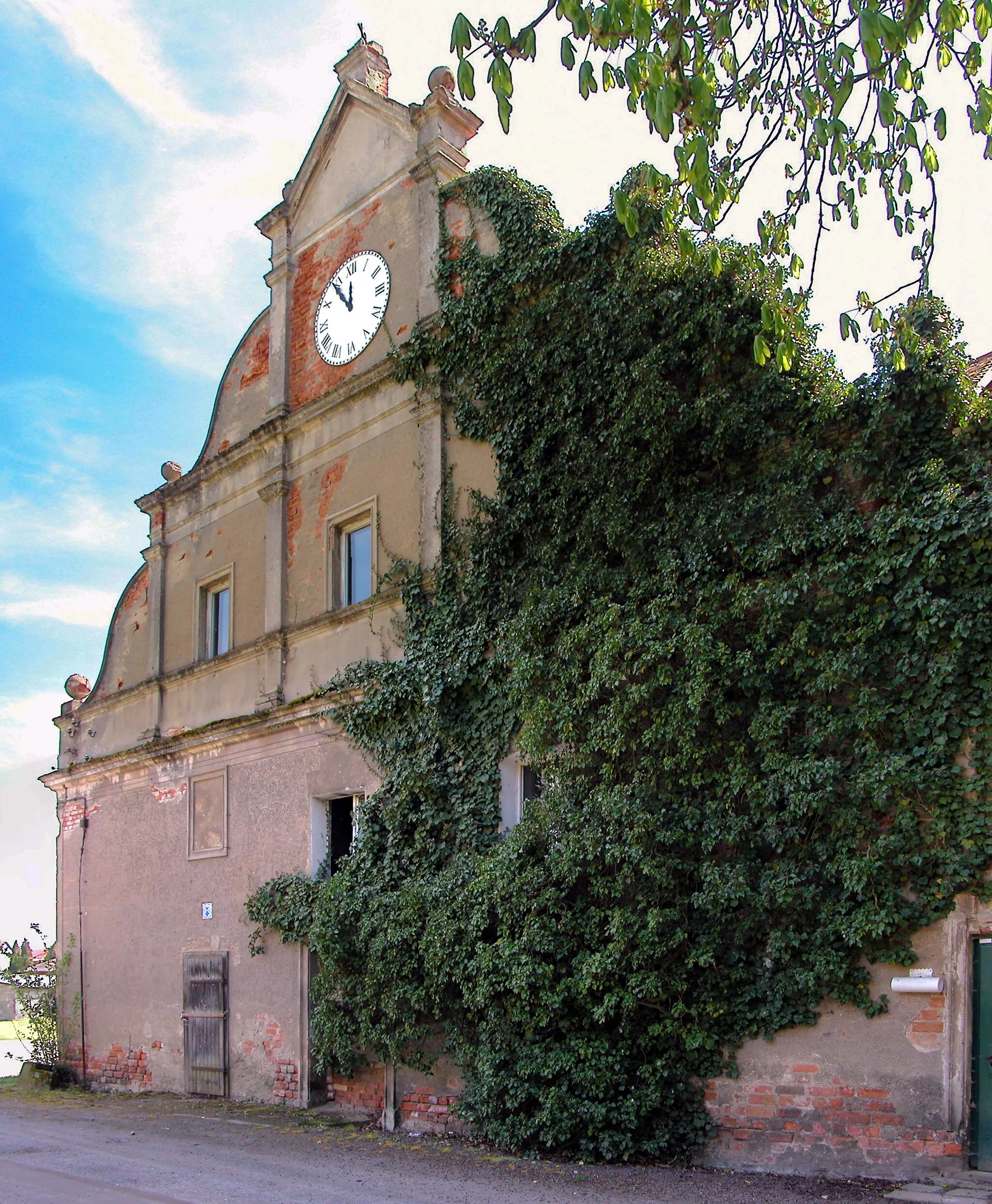 Photo showing: 29.04.2015   03249  Sonnewalde, Schloßstraße 21: Renaissanceschloß Sonnewalde, Vorderschloß 
(GMP: 51.695928,13.644221). Sonnewalde wurde 1255 erstmals erwähnt, dürfte jedoch weitaus älter sein. Die Herkunft derer von Sunnenwalde ist nicht mehr klärbar. Ursprünglich stand hier das Schloßensemble der Grafenfamilie zu Solms aus dem 16. Jahrhundert. 1947 fiel das Oberschloß / Hauptschloß (GMP: 51.697031,13.643586) einem Brand zum Opfer. Nach mehreren Besitzerwechseln wurde Sonnewalde 1537 an den Grafen Philipp von Solms-Lich verkauft, womit die Linie derer von Solms-Sonnenwalde begründet wurde, die bis 1918 die Standesherrschaft Sonnewalde innehatten und den Besitz bis zur Enteignung 1945 hielten. Graf Otto erbaute um die Wende vom 16. zum 17. Jahrhundert das Schloß mit großem Aufwand neu. Im Vorderschloß ist heute ein Heimatmuseum. Ansicht  Nordseite.                                [DSCN5054&5055.JPG]20150429115MDR.JPG(c)Blobelt