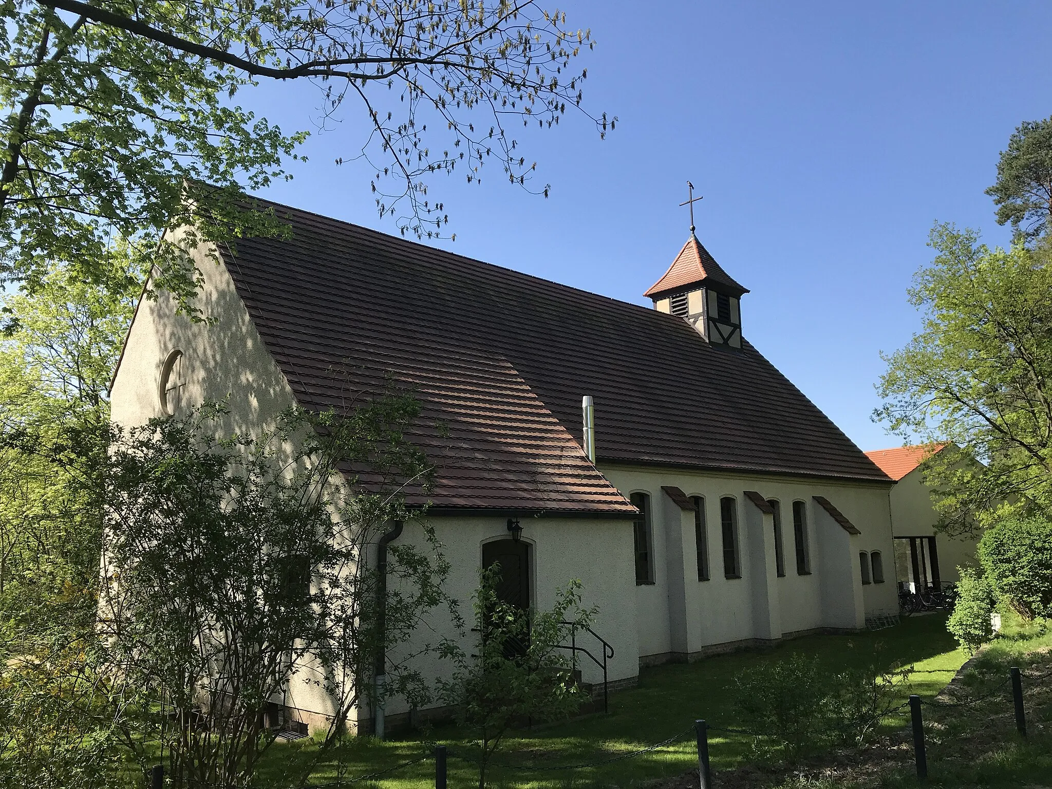 Photo showing: Die Michaeliskirche in Ludwigsfelde entstand in den Jahren 1953 bis 1955 nach einem Entwurf des Kirchenbaurates Winfried Wendland.