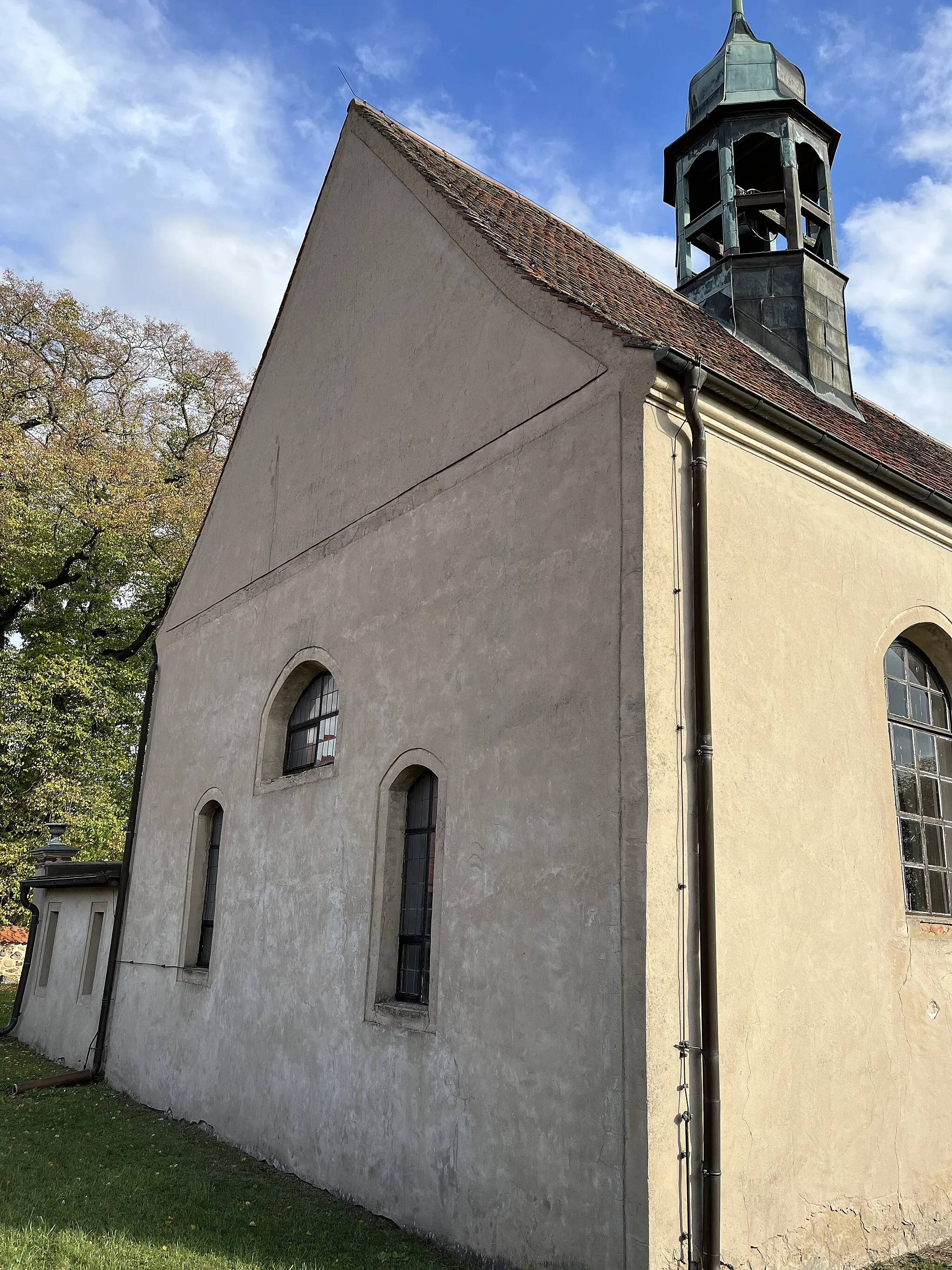 Photo showing: Die Dorfkirche Klein Glien ist ein Putzbau aus dem Jahr 1665 in Klein Glien, einem Gemeindeteil der Stadt Bad Belzig im Landkreis Potsdam-Mittelmark in Brandenburg. Im Innern steht unter anderem eine hölzerne Kanzel aus der 2. Hälfte des 17. Jahrhunderts.