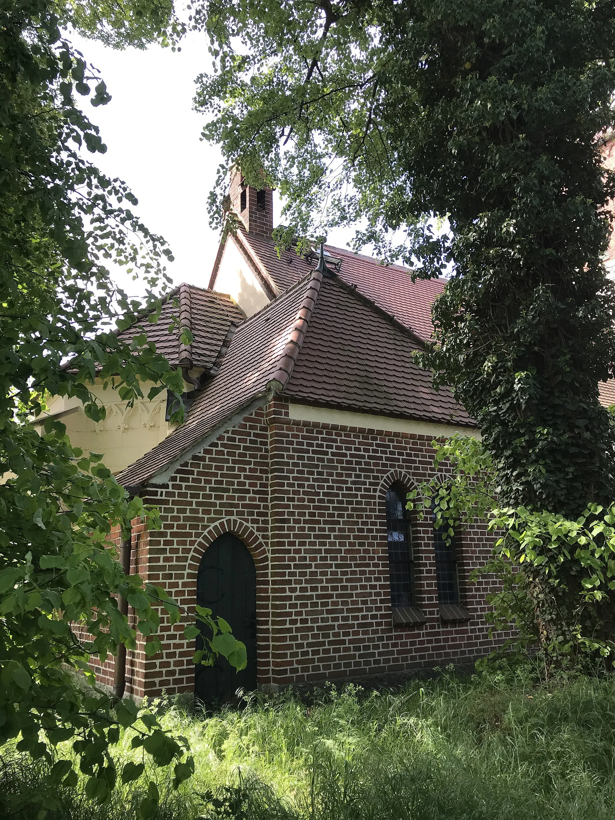Photo showing: Die Dorfkirche Uetz in Uetz-Paaren der Stadt Potsdam ist eine neugotische Saalkirche aus den Jahren 1860/1870. Die Ausstattung ist bauzeitlich.