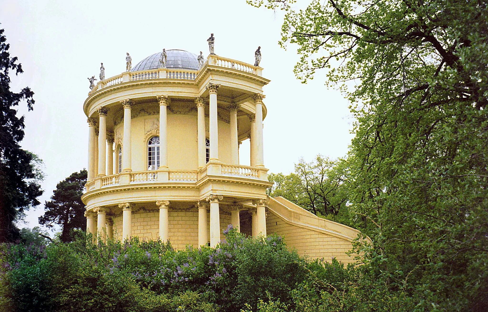 Photo showing: 30.04.2003  14469  Potsdam-Sanssouci: Klausberg Belvedere (GMP: 52.407065,13.019405). Das Belvedere auf dem Klausberg ist ein zwischen 1770 und 1772 entstandenes Aussichtsgebäude auf dem namengebenden Klausberg in Potsdam, nordwestlich des Parks Sanssouci. Nach den Vorgaben Friedrichs II. erstellte der Baumeister Georg Christian Unger den Entwurf. 1945 ausgebrannt, bis 2002 saniert.                                                                                                                                                                                                                                     [F20030430A12.jpg]20030430520NR.JPG(c)Blobelt