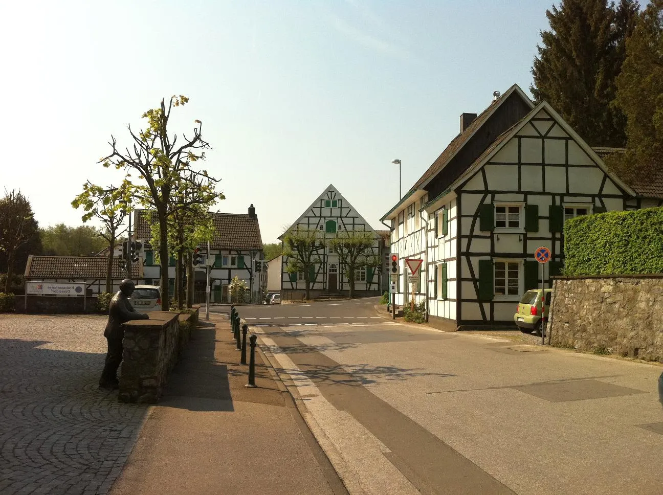 Photo showing: Marktplatz in Wülfrath-Düssel, links die Statue mit Carl Schmachtenberg