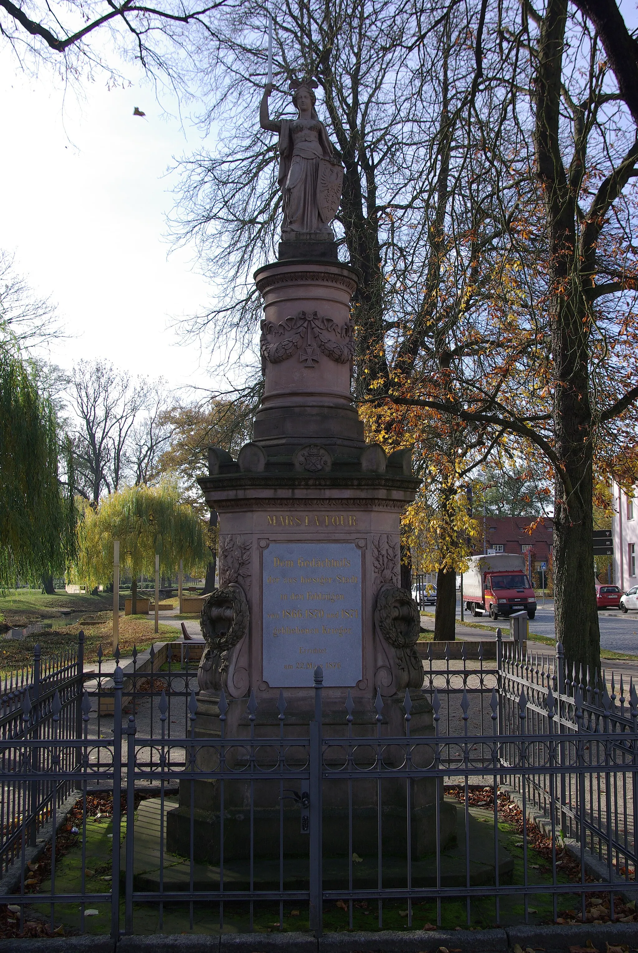 Photo showing: Luckenwalde in Brandenburg. Das Denkmal für die Gefallenen der Kriege 1866 und 1870/71 steht an der Ecke Haag und Markt. Das Denkmal steht unter Denkmalschutz.