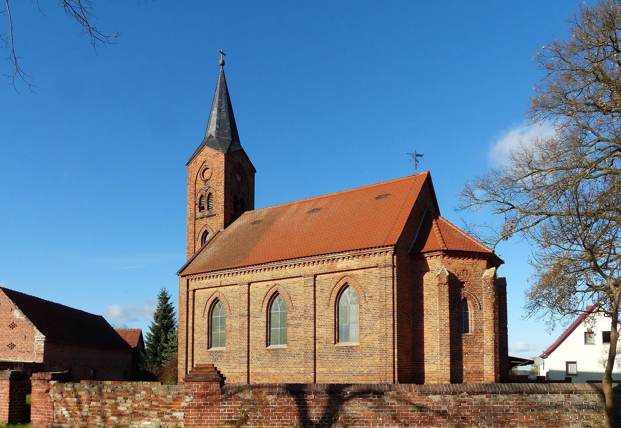 Photo showing: Die 1873 geweihte Kirche ersetzt einen Vorgängerbau, der einige Jahre zuvor durch einen Brand, der das ganze Dorf verwüstete, zerstört wurde.