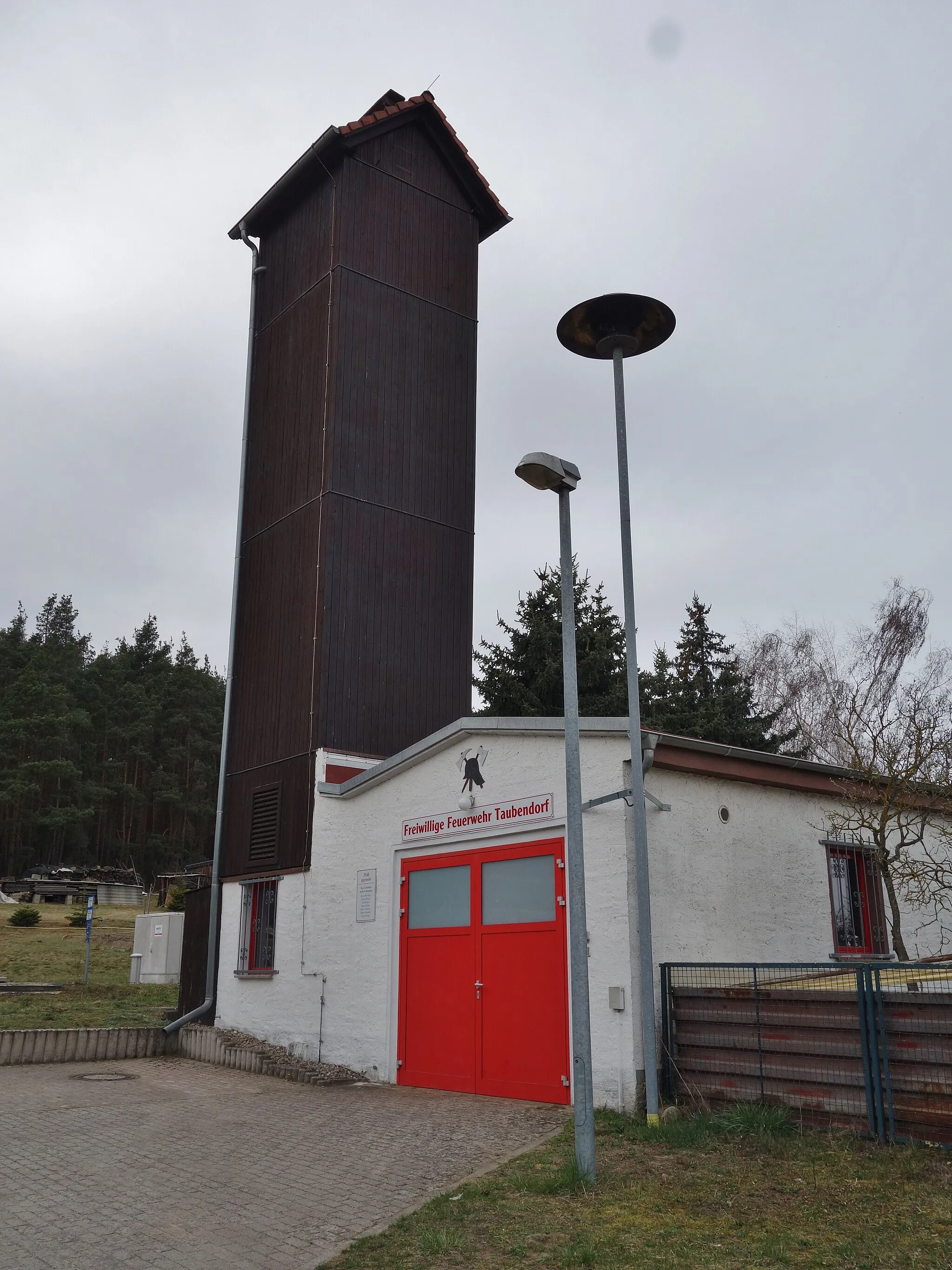 Photo showing: South-south-eastern view of the station of the volunteer firefighters  in Taubendorf , Schenkendöbern municipality , Spree-Neiße district, Brandenburg state, Germany.