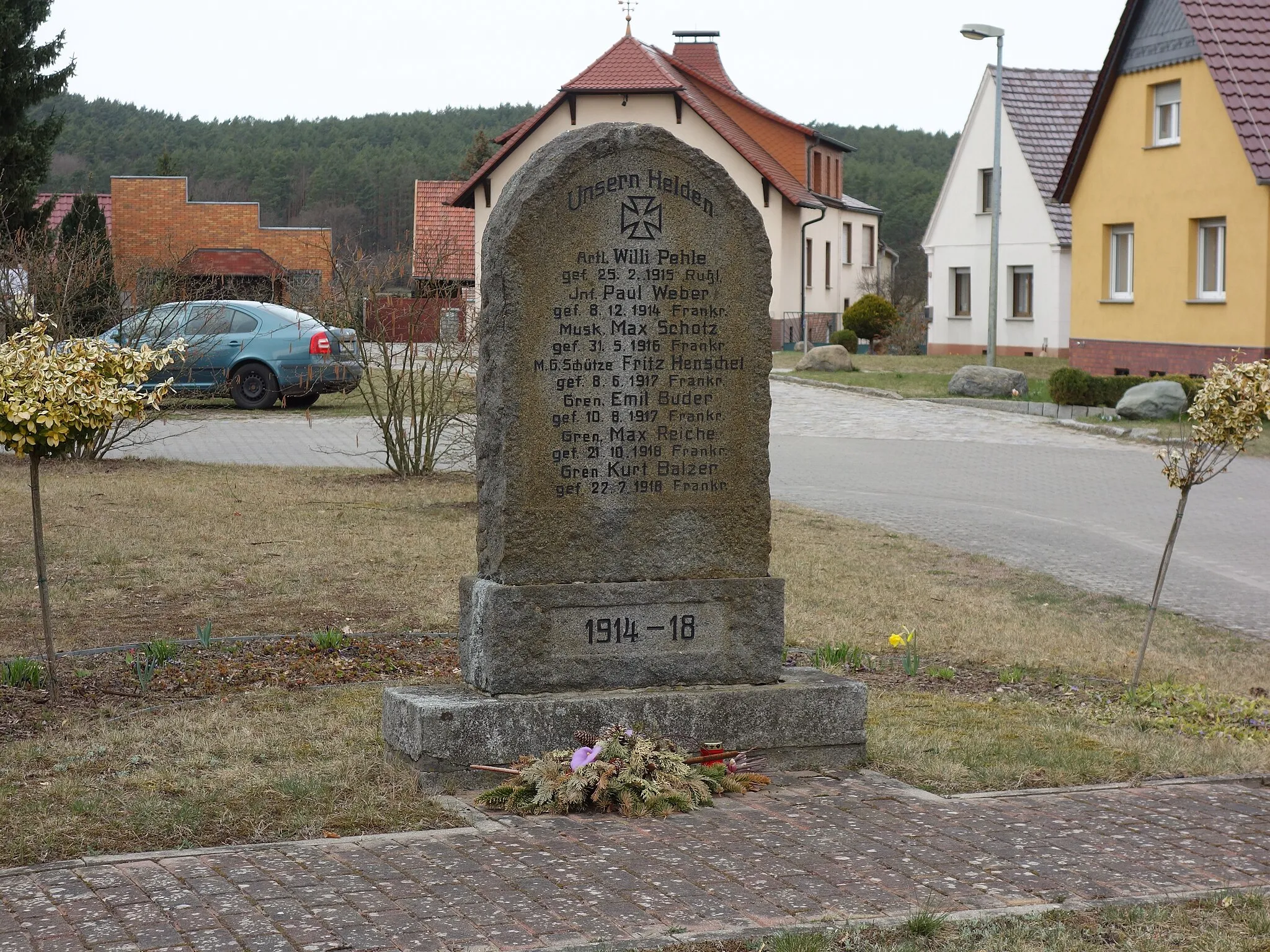 Photo showing: South-eastern view of the World War I memorial  in Taubendorf , Schenkendöbern municipality , Spree-Neiße district, Brandenburg state, Germany.
