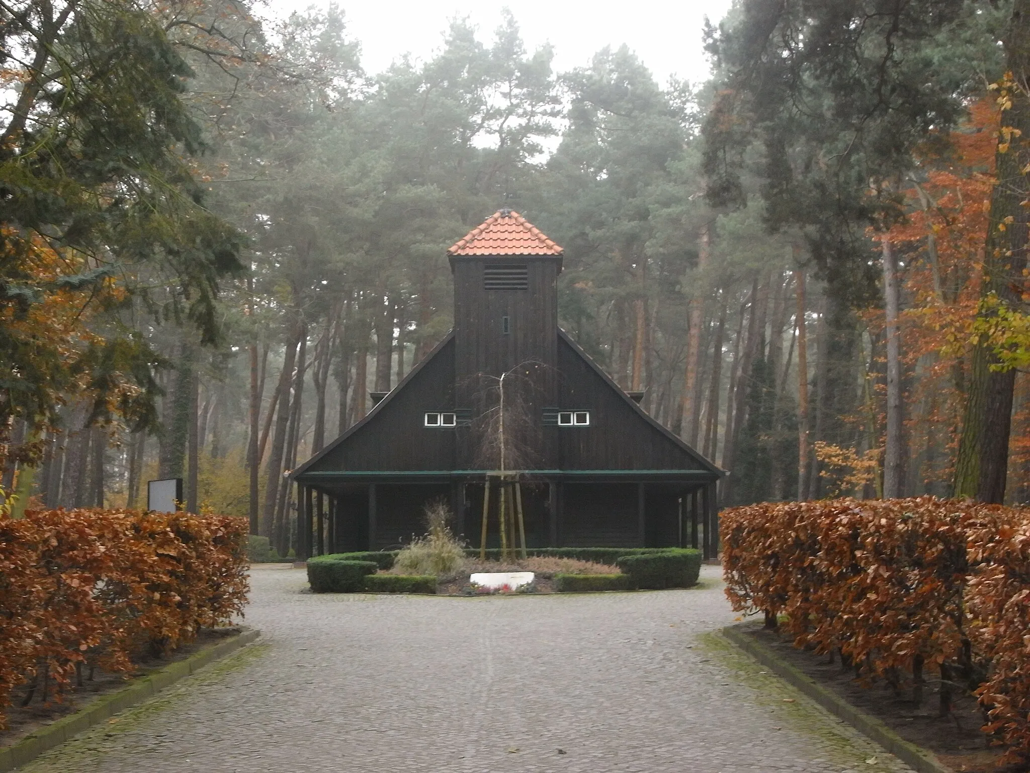 Photo showing: Chapel of Cemetery in Birkenwerder, Oberhavel district, Brandenburg state, Germany