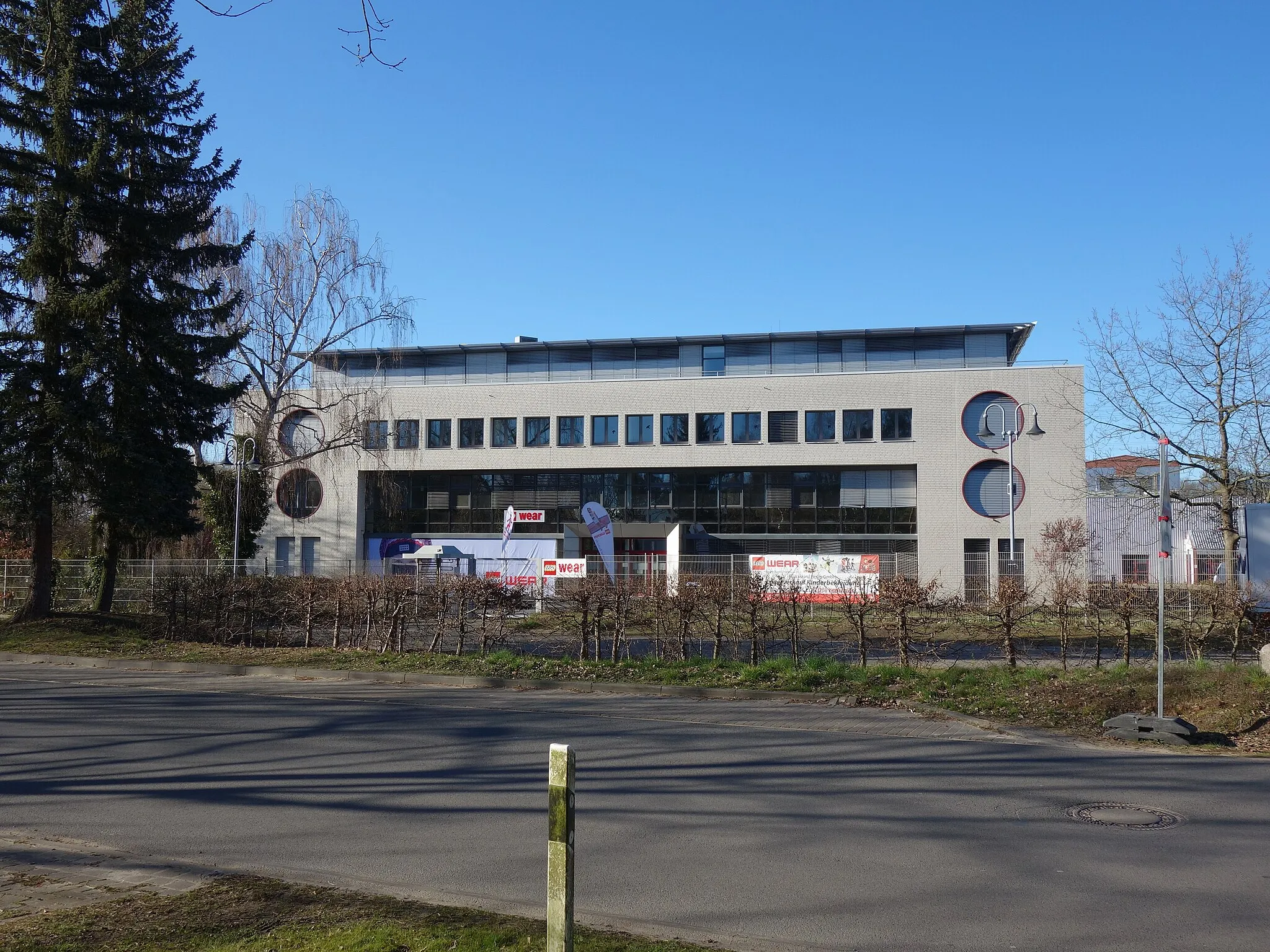 Photo showing: Southern view of the building "Triftweg 23" in Birkenwerder, Birkenwerder municipality, Oberhavel district, Brandenburg state, Germany.