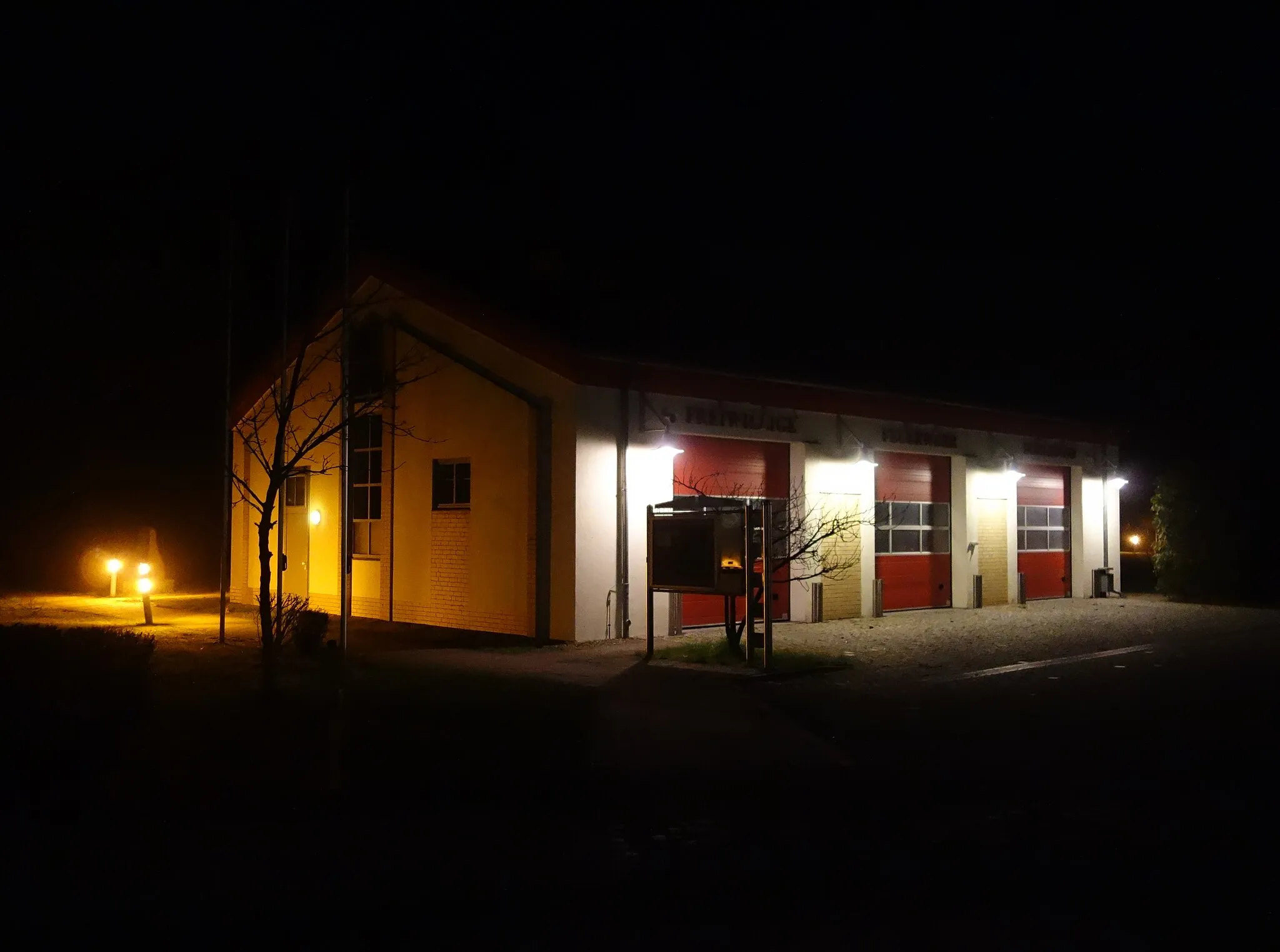 Photo showing: South-eastern view of the fire station  in Borgsdorf , Hohen Neuendorf municipality , Oberhavel district, Brandenburg state, Germany.
