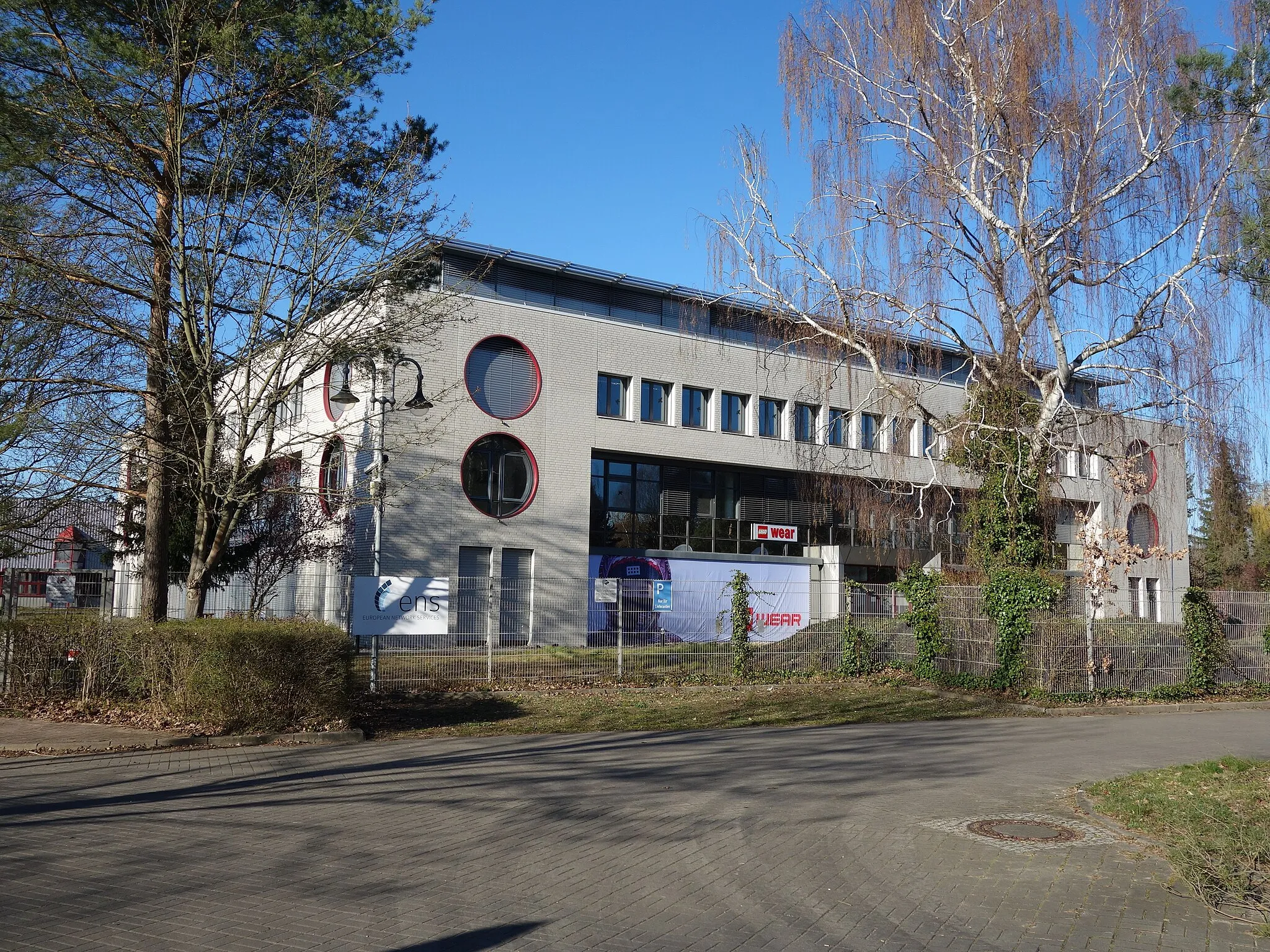 Photo showing: South-south-western view of the building "Triftweg 23" in Birkenwerder, Birkenwerder municipality, Oberhavel district, Brandenburg state, Germany.