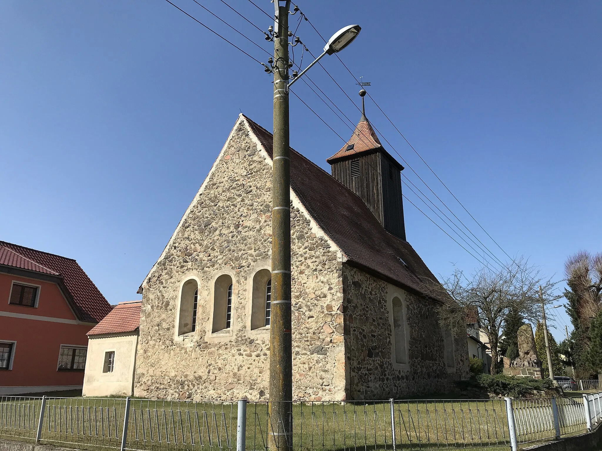 Photo showing: Die Dorfkirche Wehnsdorf ist eine Feldsteinkirche aus dem 15. Jahrhundert in der Gemeinde Heideblick im Landkreis Dahme-Spreewald in Brandenburg.
