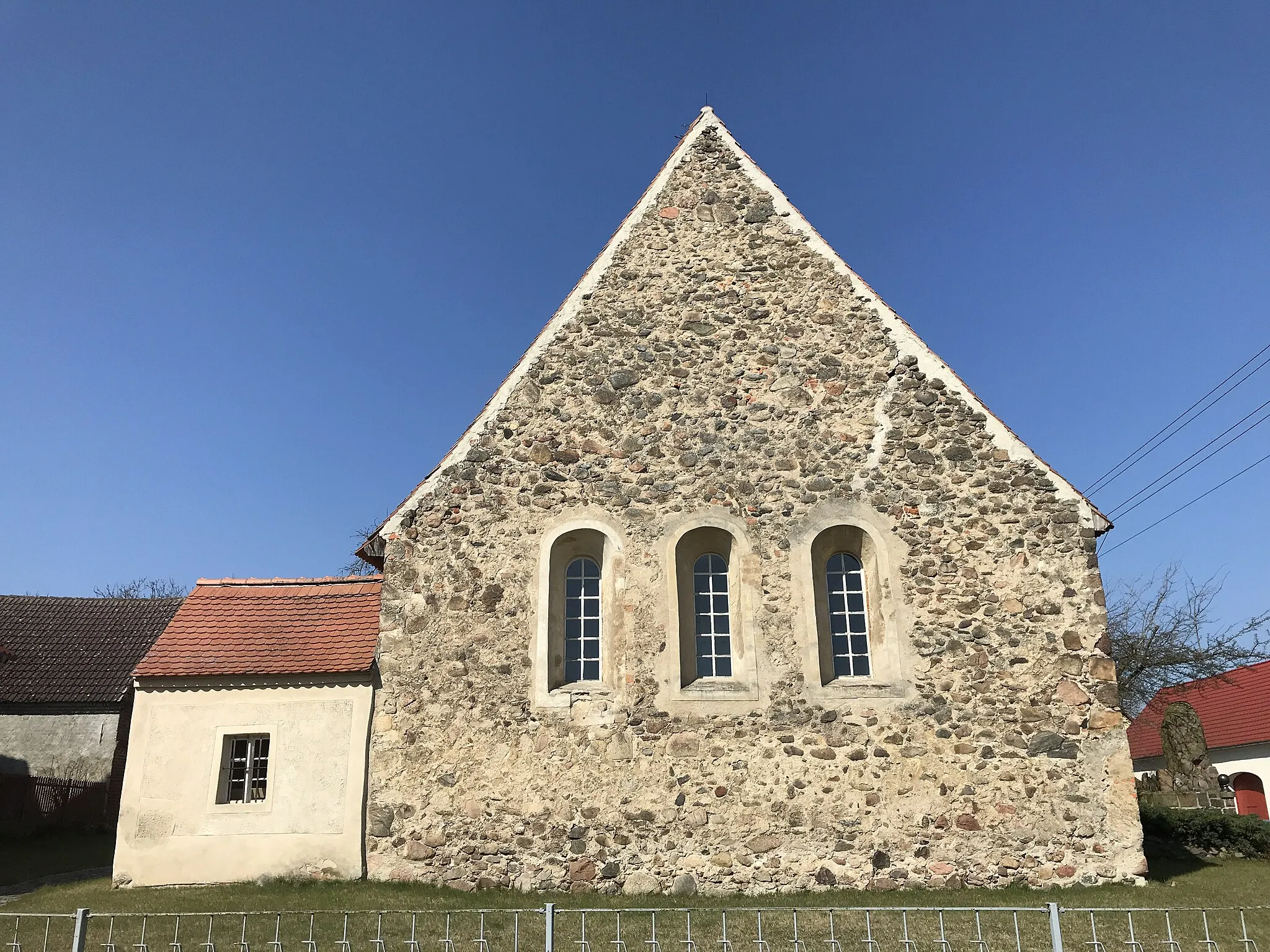 Photo showing: Die Dorfkirche Wehnsdorf ist eine Feldsteinkirche aus dem 15. Jahrhundert in der Gemeinde Heideblick im Landkreis Dahme-Spreewald in Brandenburg.