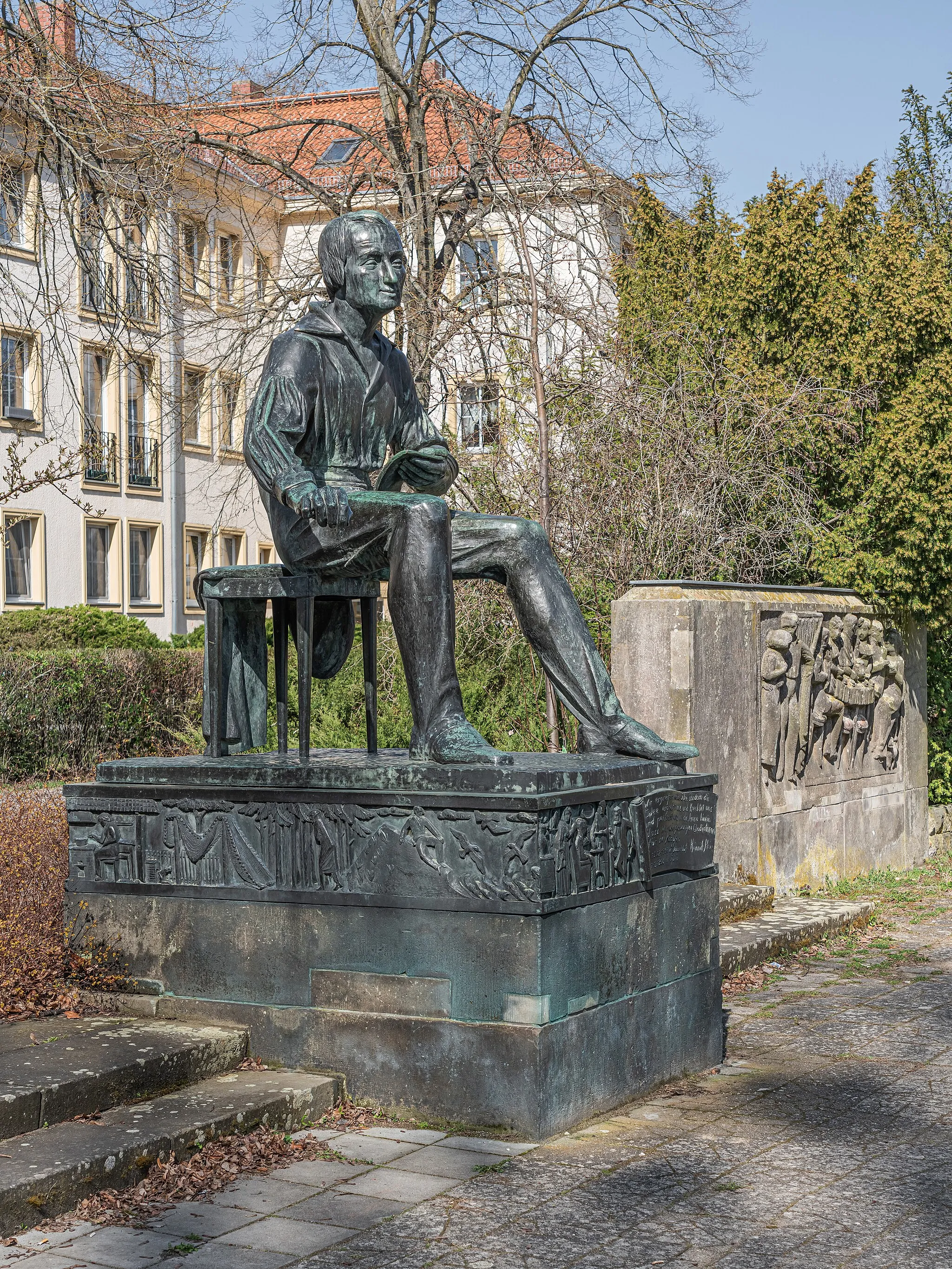 Photo showing: Heinrich Heine Square with monument to Heine in Ludwigsfelde, Brandenburg, Germany