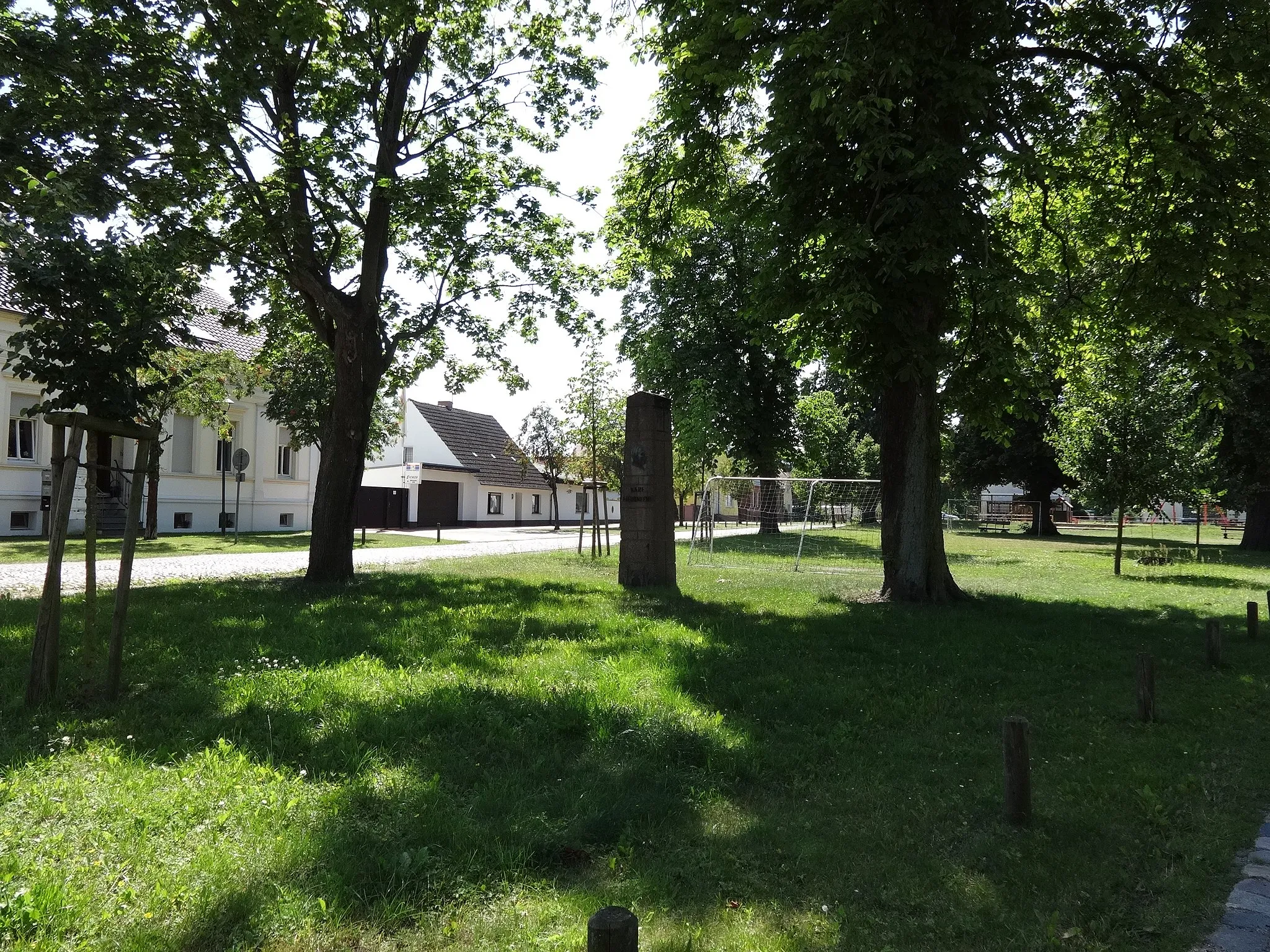 Photo showing: Denkmalgeschützte Karl-Liebknecht-Gedenkstätte im Dorfanger von Tietzow, ein Ortsteil der Stadt Nauen im Landkreis Havelland in Brandenburg