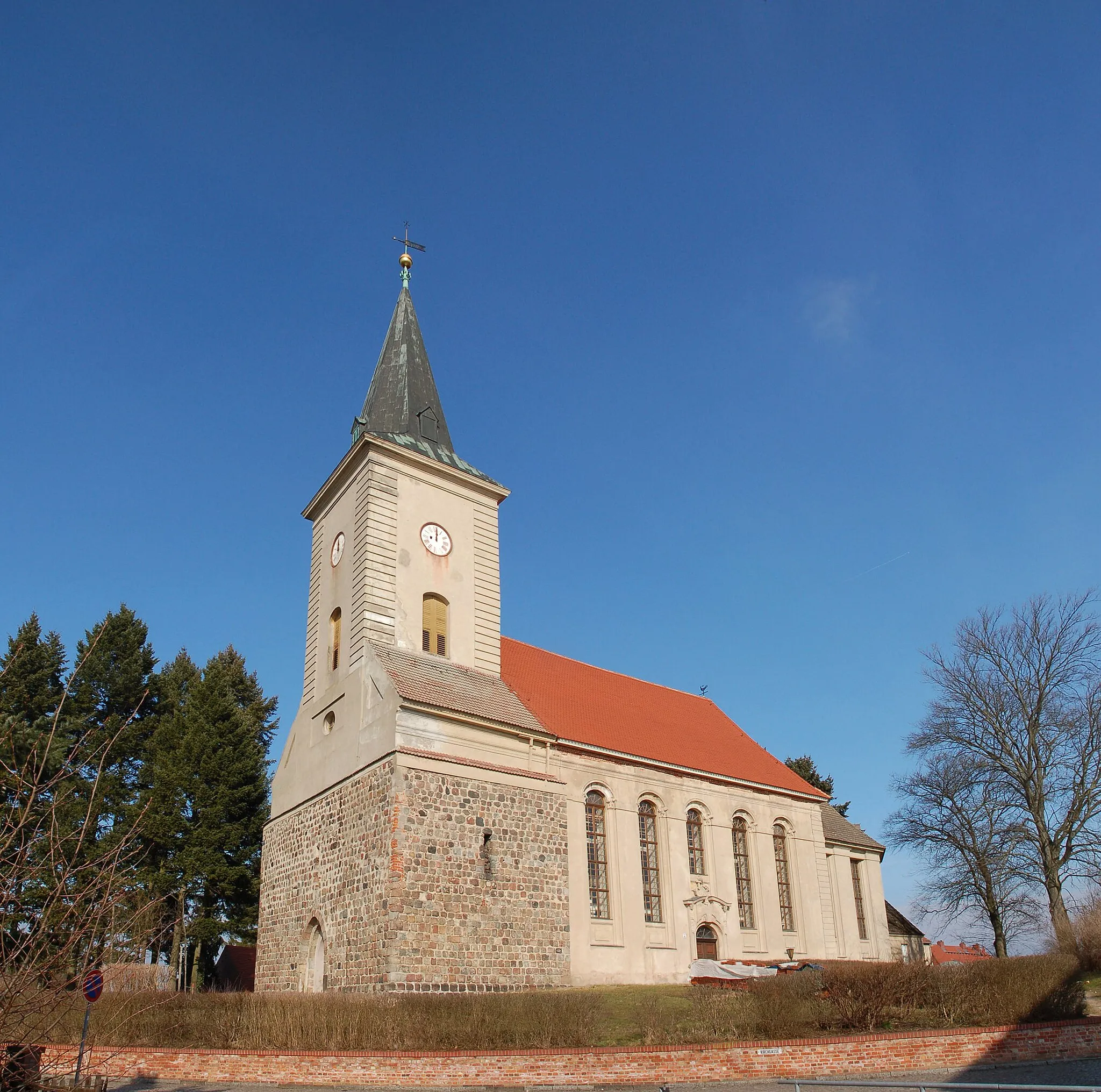 Photo showing: The protestant town-parish-church in Biesenthal, erected 1764-67 including the fieldstone-walls of a former building from the 13. century, the top of the tower from 1858/59, from south (Brandenburg, Barnim, Germany)