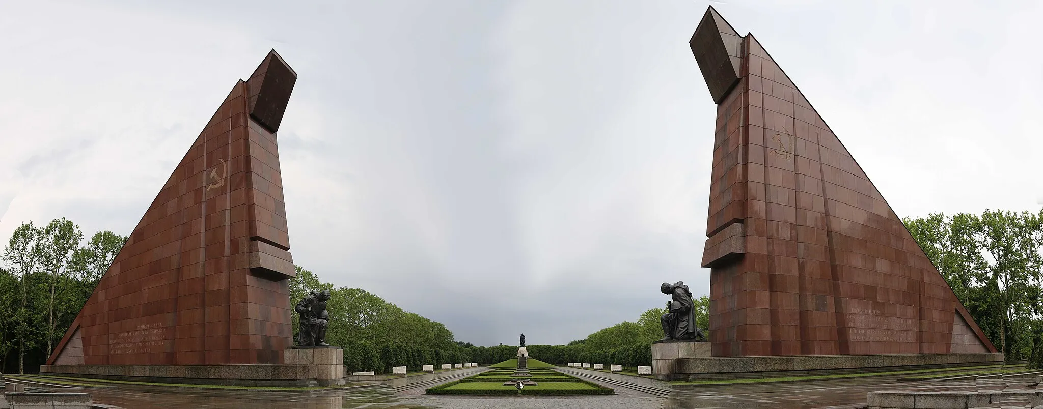 Photo showing: Panorama of the Soviet War Memorial at Treptow.