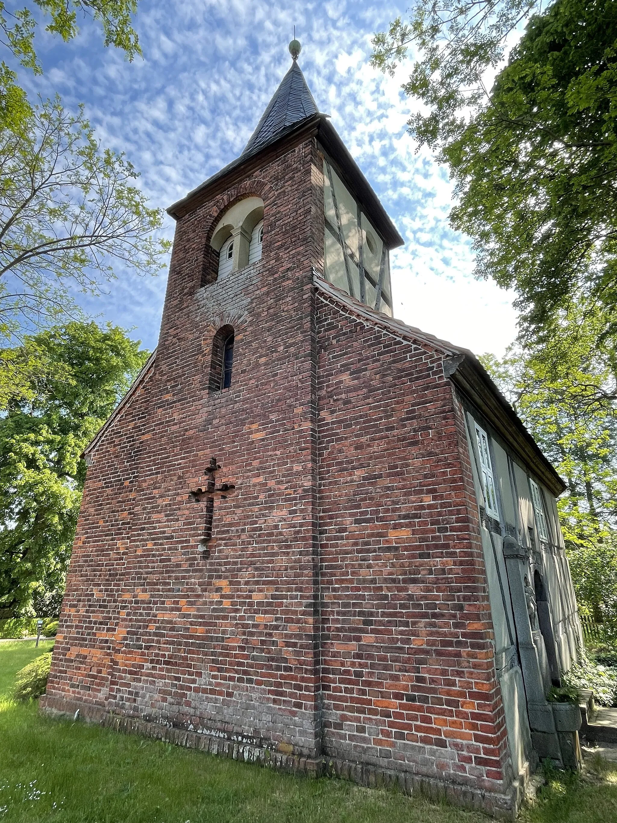 Photo showing: Die Dorfkirche Klein Briesen in Bad Belzig im Landkreis Potsdam-Mittelmark in Brandenburg ist eine Fachwerkkirche aus dem Jahr 1692 mit einer im Wesentlichen bauzeitlichen Ausstattung.