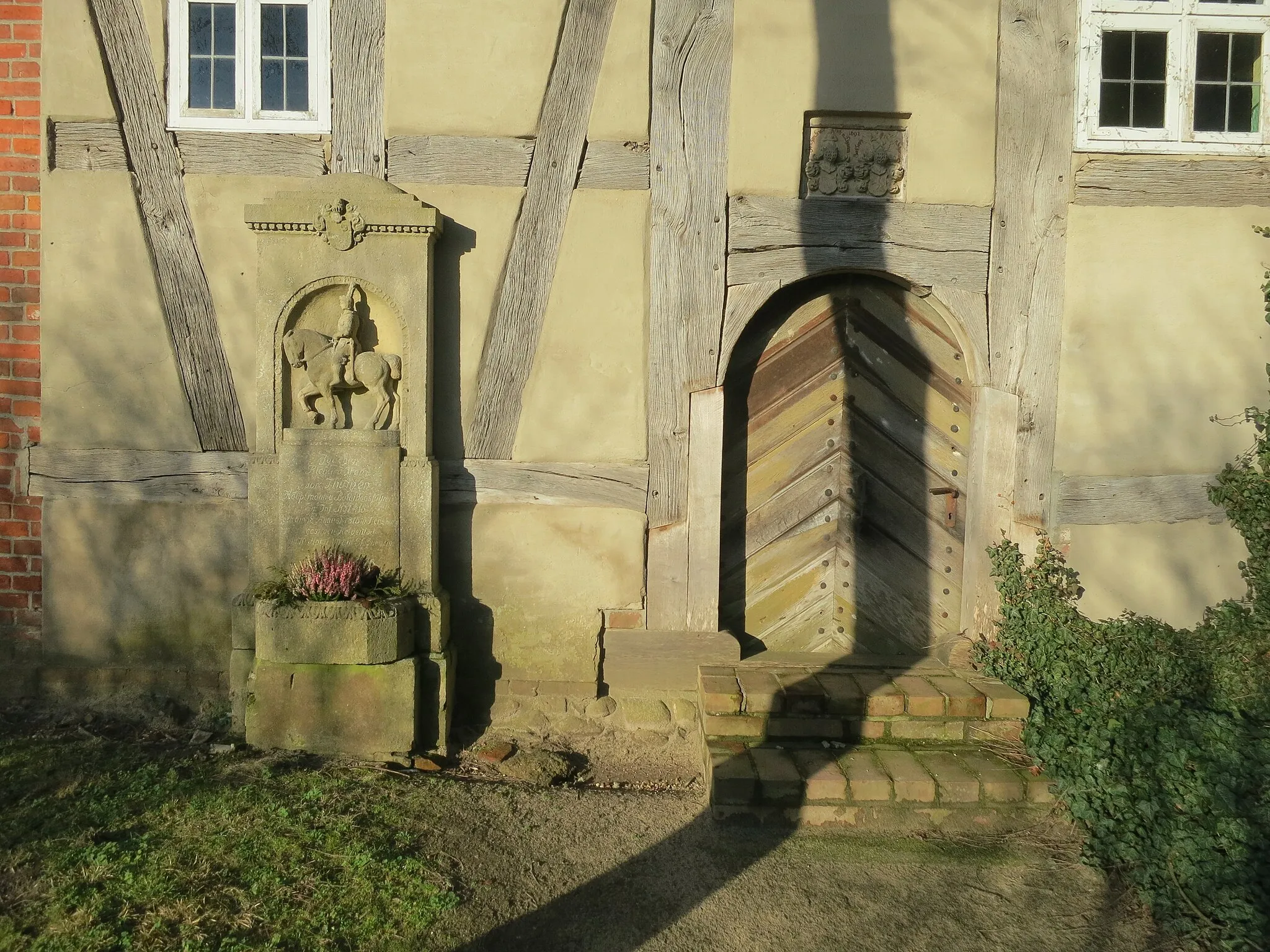 Photo showing: Gutskirche Klein Briesen bei Belzig, Eingangsbereich und Grabdenkmal der Familie von Thümen