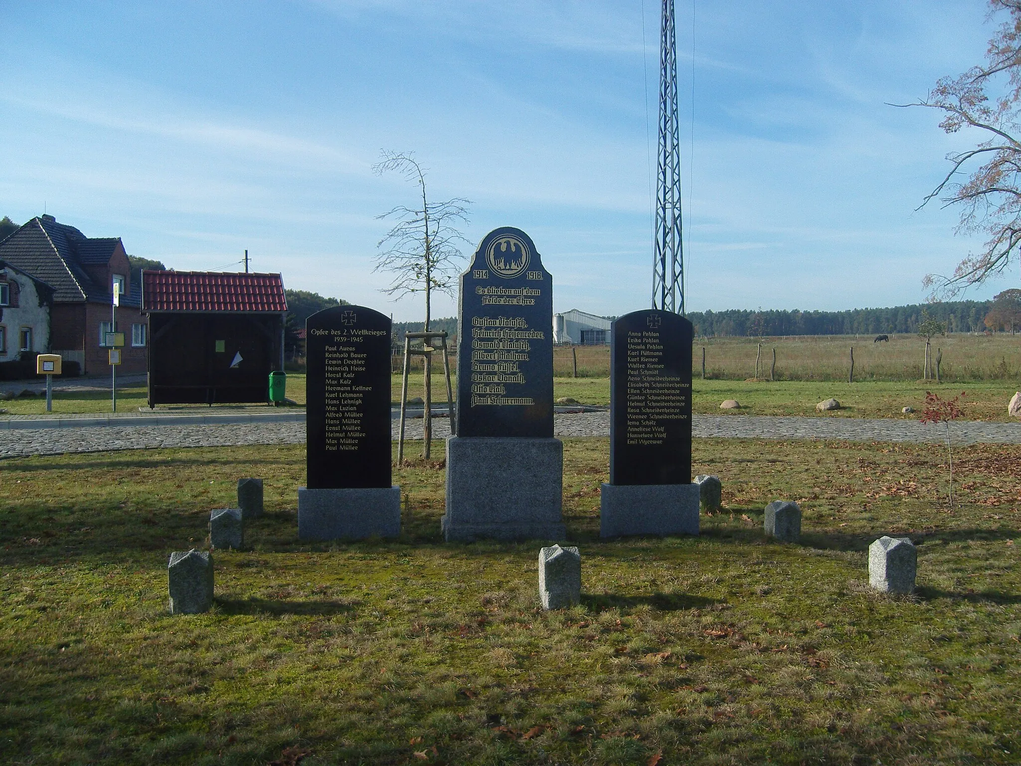 Photo showing: Kriegerdenkmale für die Gefallenen des Ersten und Zweiten Weltkriegs in Luckaitz, Gemeinde Luckaitztal