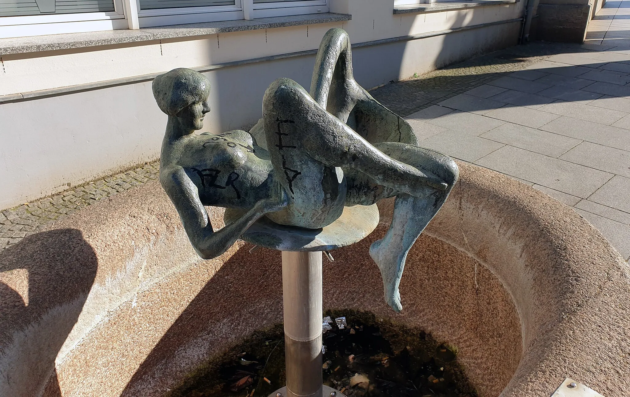 Photo showing: Fountain, "Leda und der Schwan" by Uwe Maroske, 1984, Friedrichstraße 2a, Prenzlau, Germany