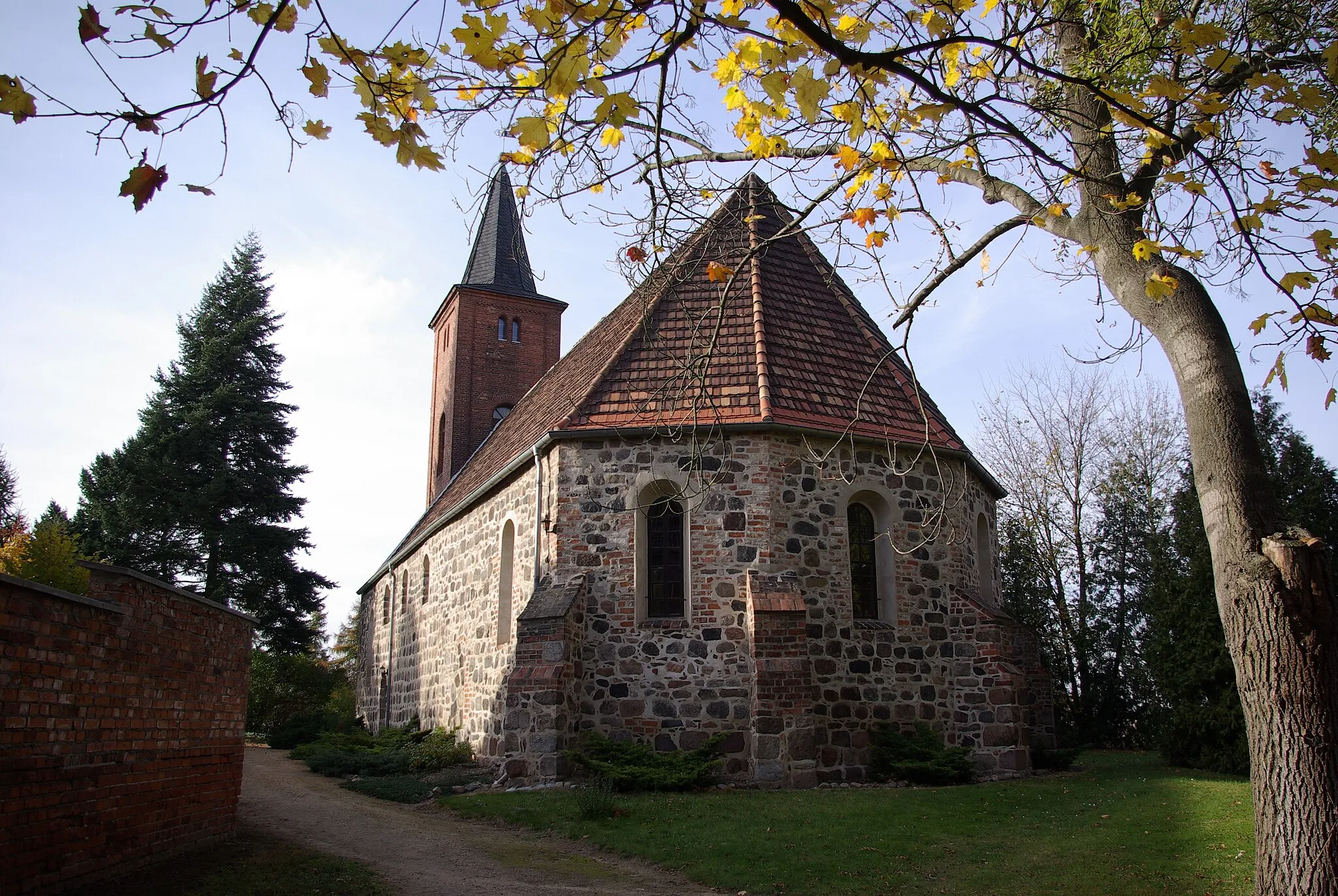Photo showing: Nidergörsdorf in Brandenburg. Die Kirche stammt im Ursprung aus dem 12. Jahrhundert und steht unter Denkmalschutz.
