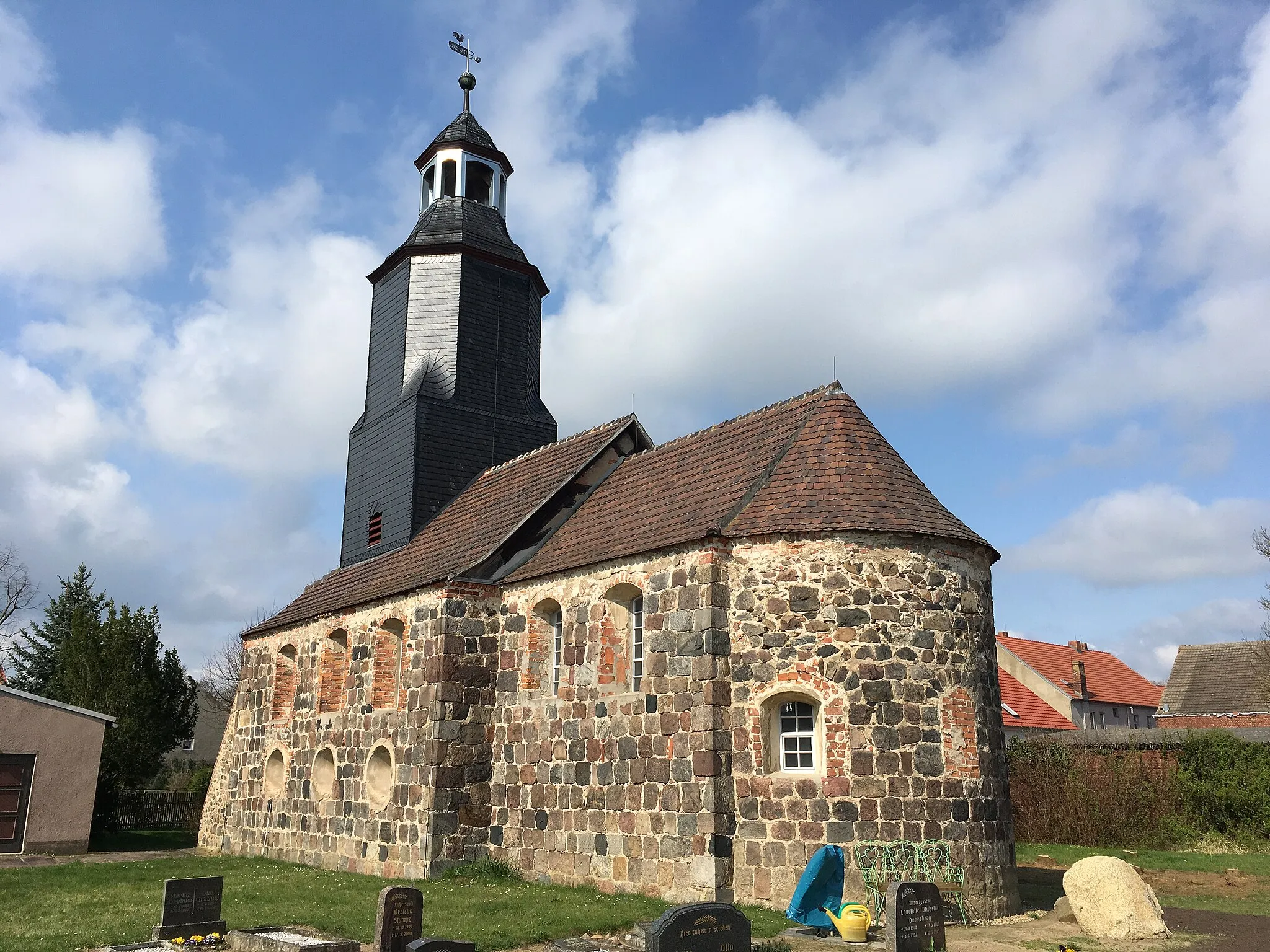 Photo showing: Die Dorfkirche in Kaltenborn bei Niedergörsdorf entstand in der ersten Hälfte des 13. Jahrhunderts aus Feldsteinen. Im Innern ist ein Kanzelaltar aus dem 19. Jahrhundert sowie eine Orgel von Johann Tobias Turley.