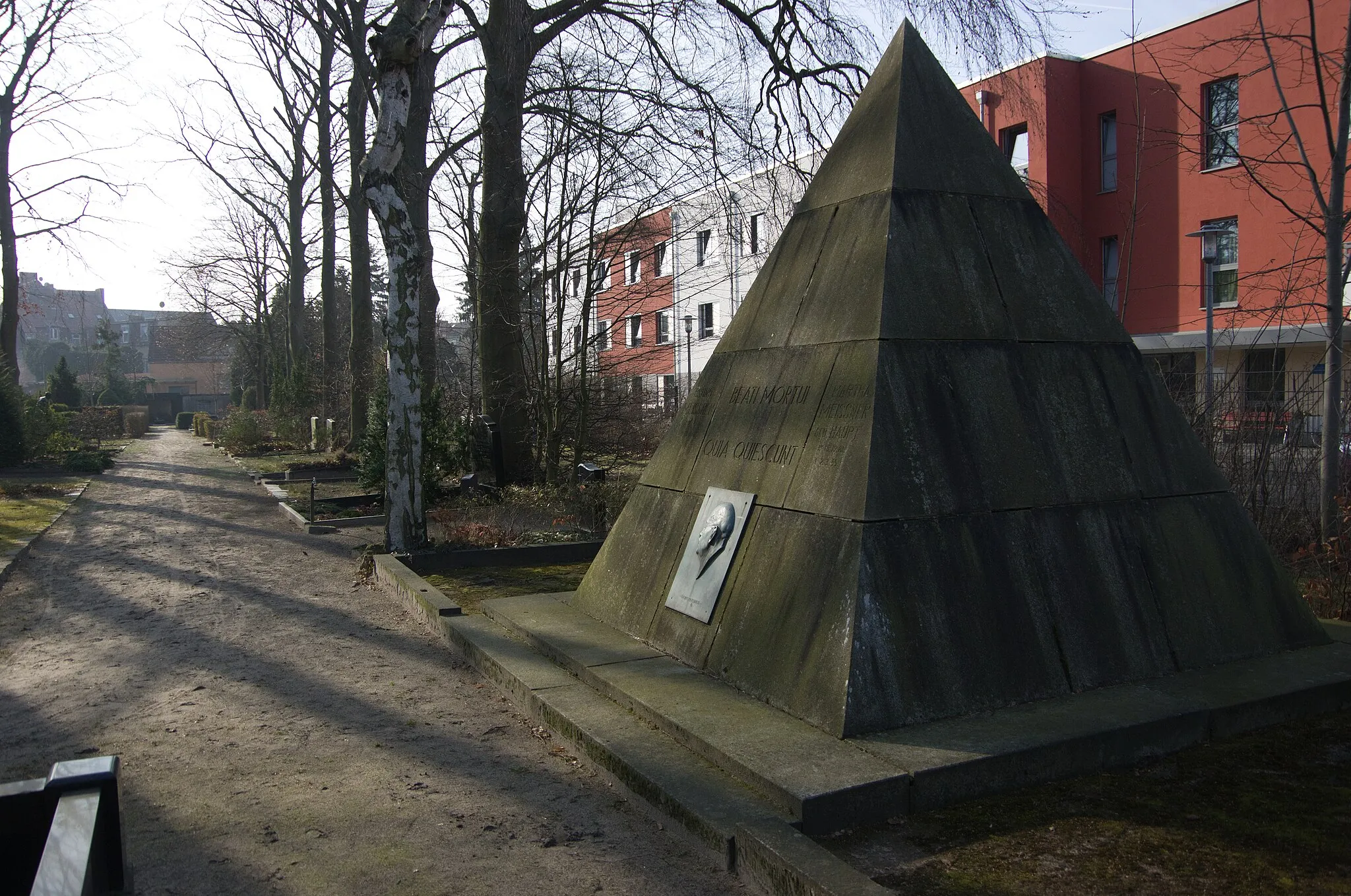 Photo showing: Zeuthen in Brandenburg. Die Grabanlage für den  Assyriologe Bruno Meissner auf dem Friedhof Zeuthen steht unter 'Denkmalschutz.