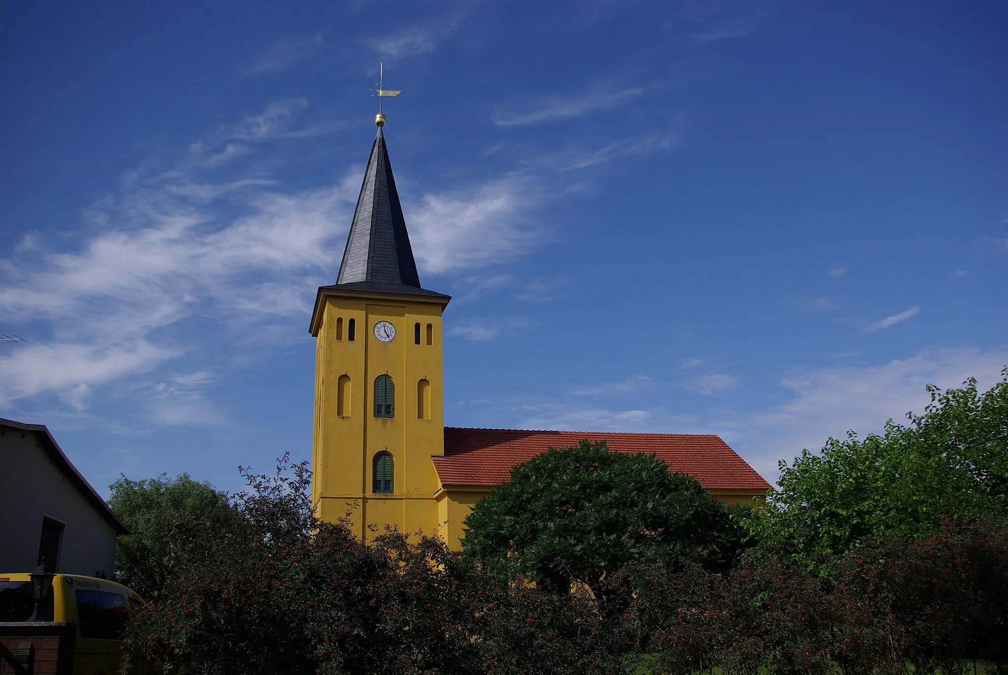 Photo showing: Mühlenberge in Brandenburg. Die Kirche im Ortsteil Senzke stammt aus dem Jahre 1857 und ist im Stil der Schinkel-Nachfolger erbaut worden.