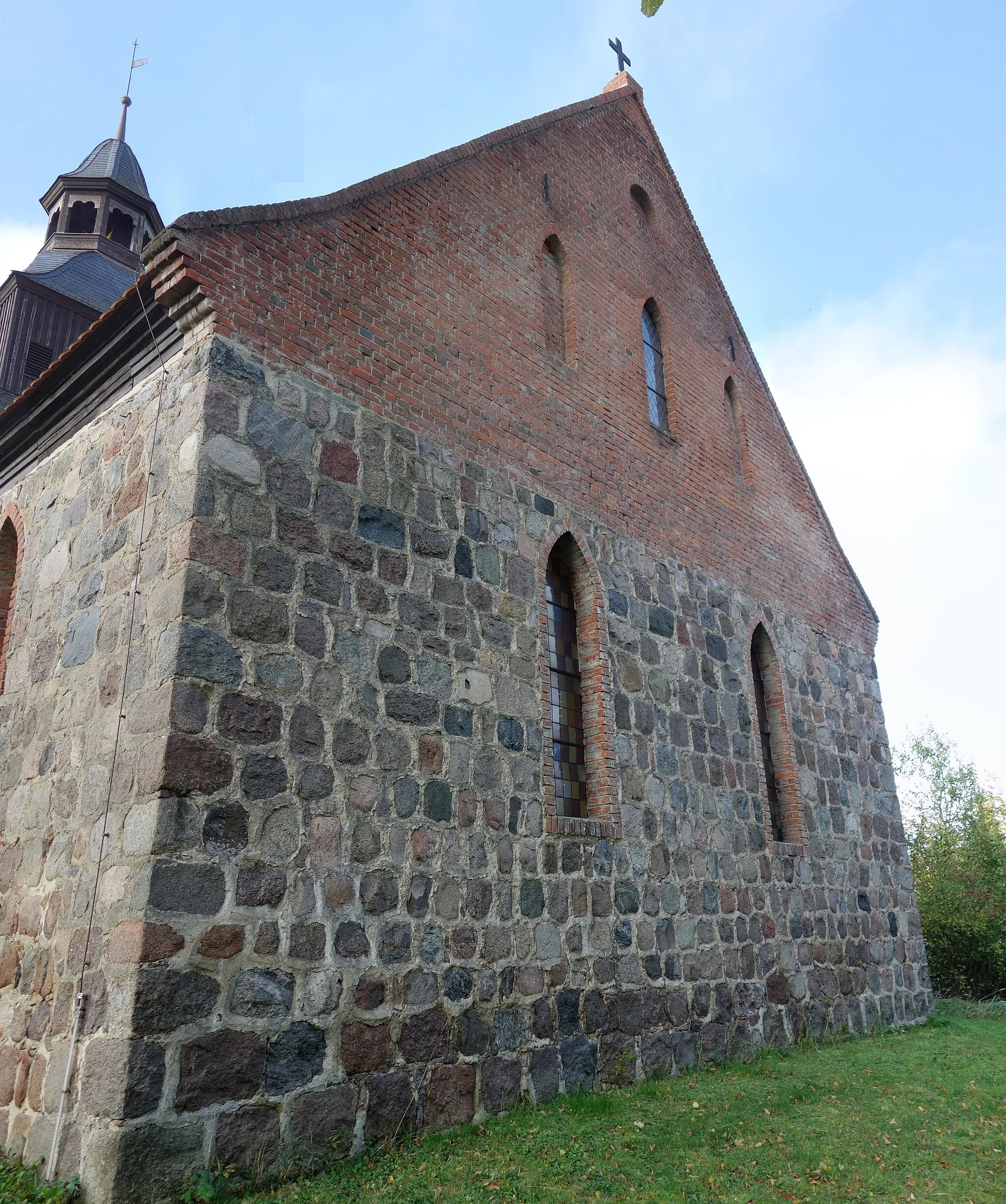 Photo showing: Eastern wall of church in Jakobshagen, Boitzenburger Land municipality, Uckermark district, Brandenburg state, Germany