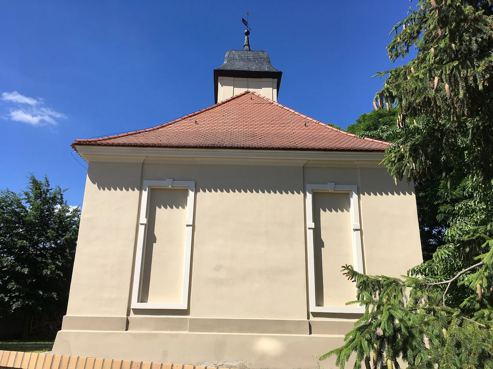 Photo showing: Die Dorfkirche in Schünow, Stadt Zossen in Brandenburg, ist eine Saalkirche aus dem Jahr 1765 bis 1767. Im Innern ist ein Kanzelaltar aus der Bauzeit.