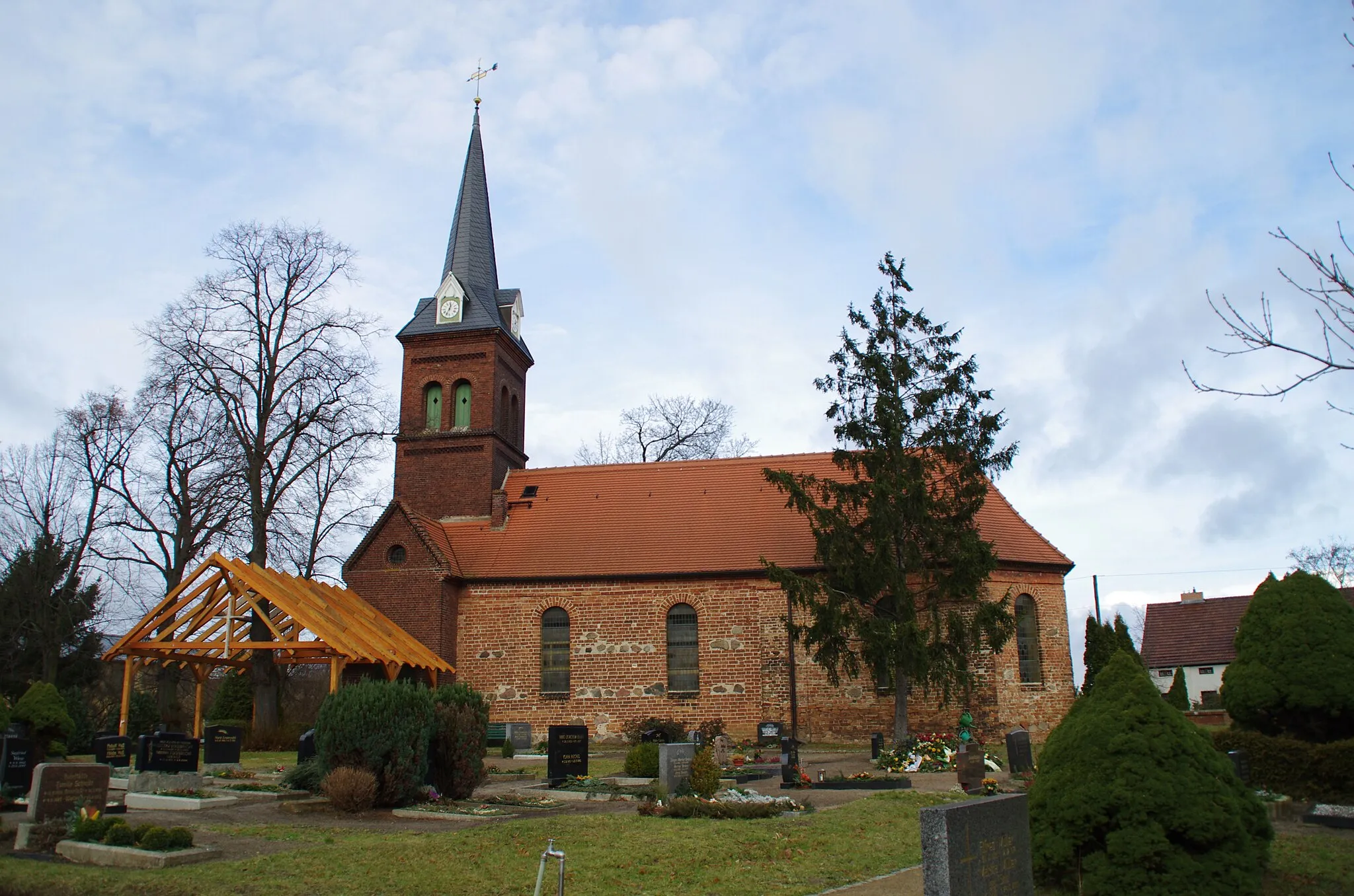 Photo showing: Brandenburg an der Havel, Ortsteil Schmerzke. Die Kirche steht unter Denkmalschutz. Der Blick ist von Süden.