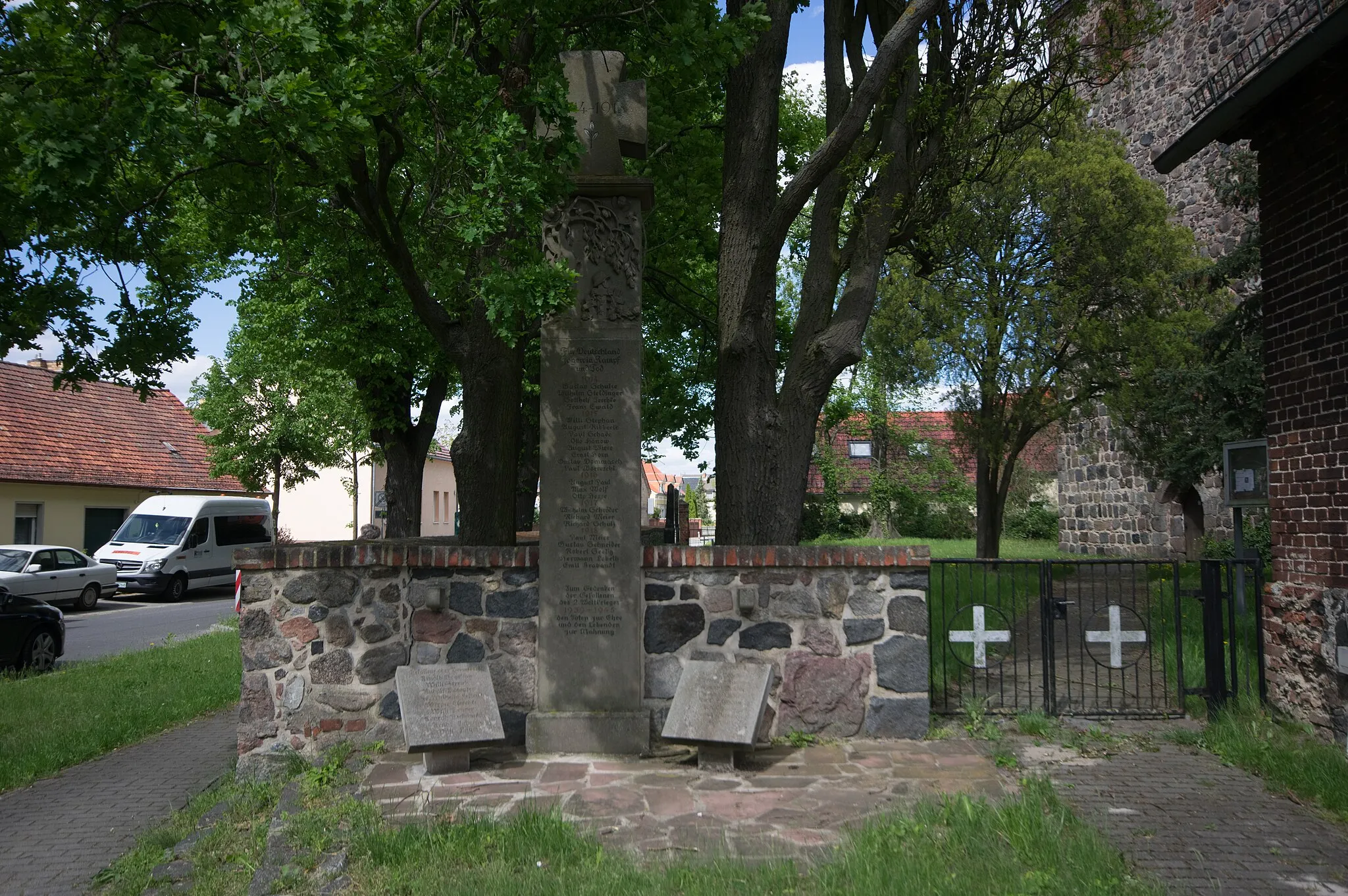 Photo showing: Schönefeld, Ortsteil Selchow. Die Kirche ist denkmalgeschützt. Das Kriegerdenkmal am Eingang der Kirche.