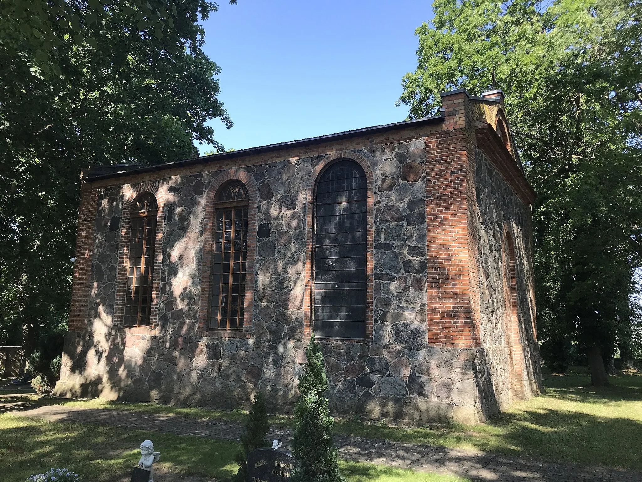 Photo showing: Die Dorfkirche Güterberg ist eine Saalkirche in Güterberg, einem Ortsteil der Gemeinde Uckerland im Landkreis Uckermark in Brandenburg. Die Kirchenausstattung ist bauzeitlich.