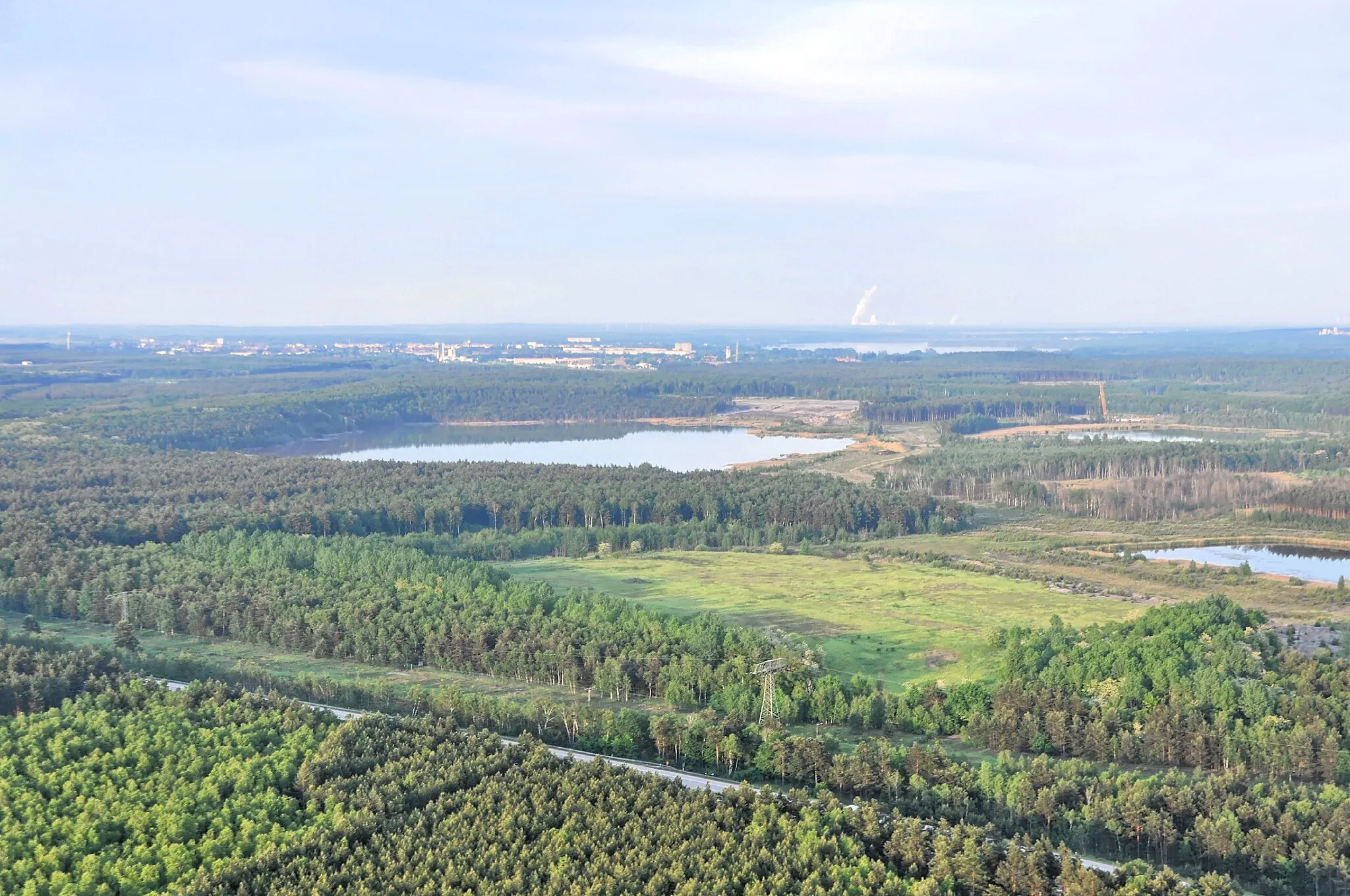 Photo showing: Überführungsflug vom Flugplatz Nordholz-Spieka über Lüneburg, Potsdam zum Flugplatz Schwarzheide-Schipkau; Im Hintergrund der Ort Brieske, davor der Wildschweinteich, der Fabrikteich und der Kabelbaggerteich