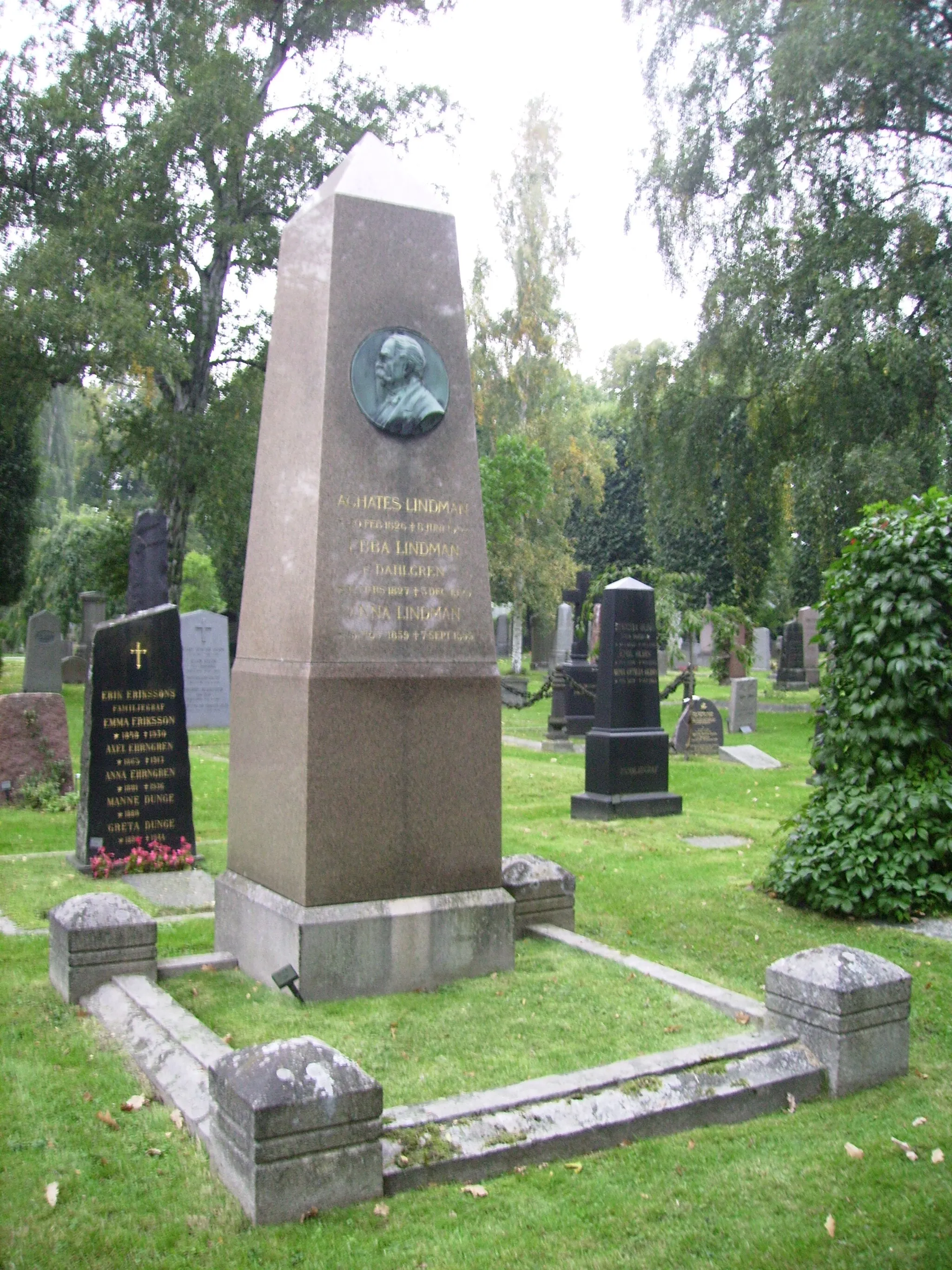 Photo showing: Picture of Achates Lindman's grave at Norra begravningsplatsen in Solna. Famous Swedish politician. Artist: Adolf Lindberg (1905)