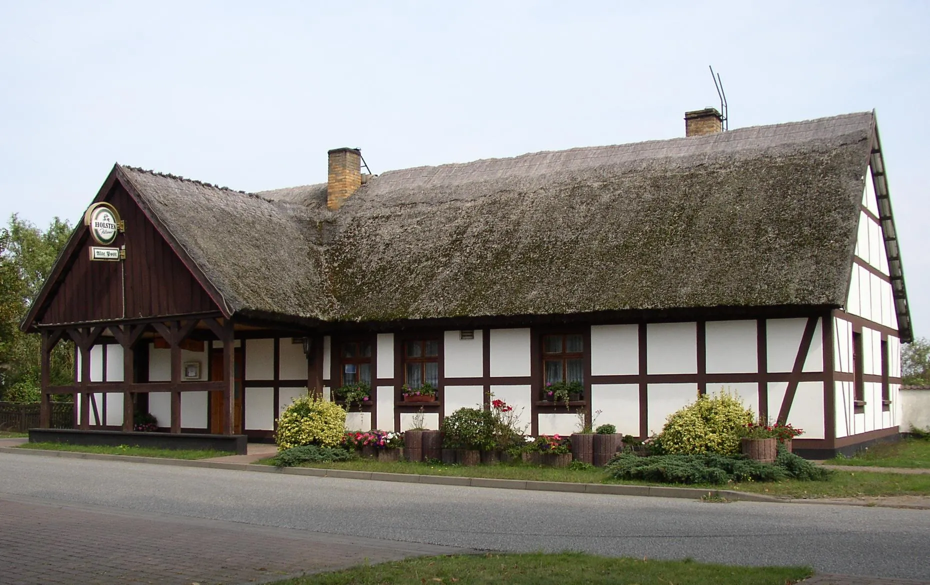 Photo showing: Vorlaubenhaus in Neustadt-Plänitz in Brandenburg, Deutschland („Alte Post“, Dorfstr. 15)