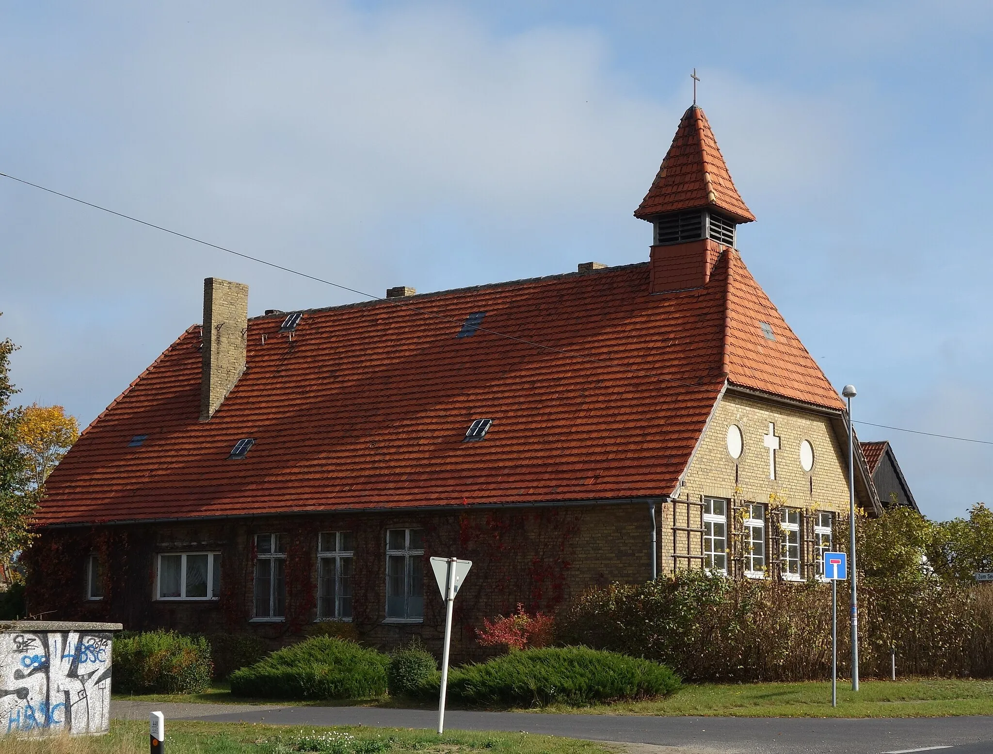 Photo showing: South-western view of school and prayer house in Ahrensdorf, Templin municipality, Uckermark district, Brandenburg state, Germany