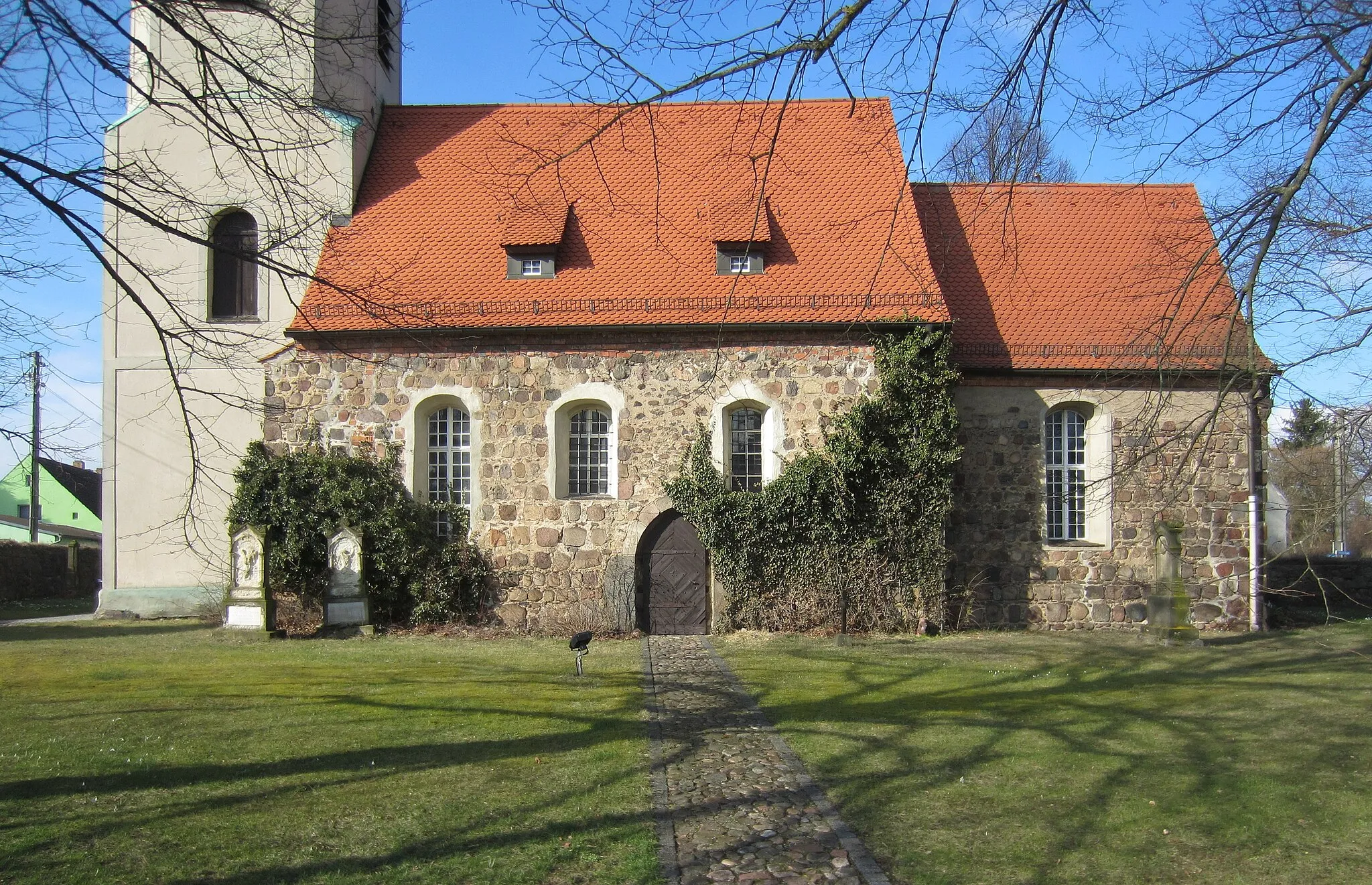 Photo showing: Betten, Gemeinde Massen-Niederlausitz, denkmalgeschützte Dorfkirche, Südfassade