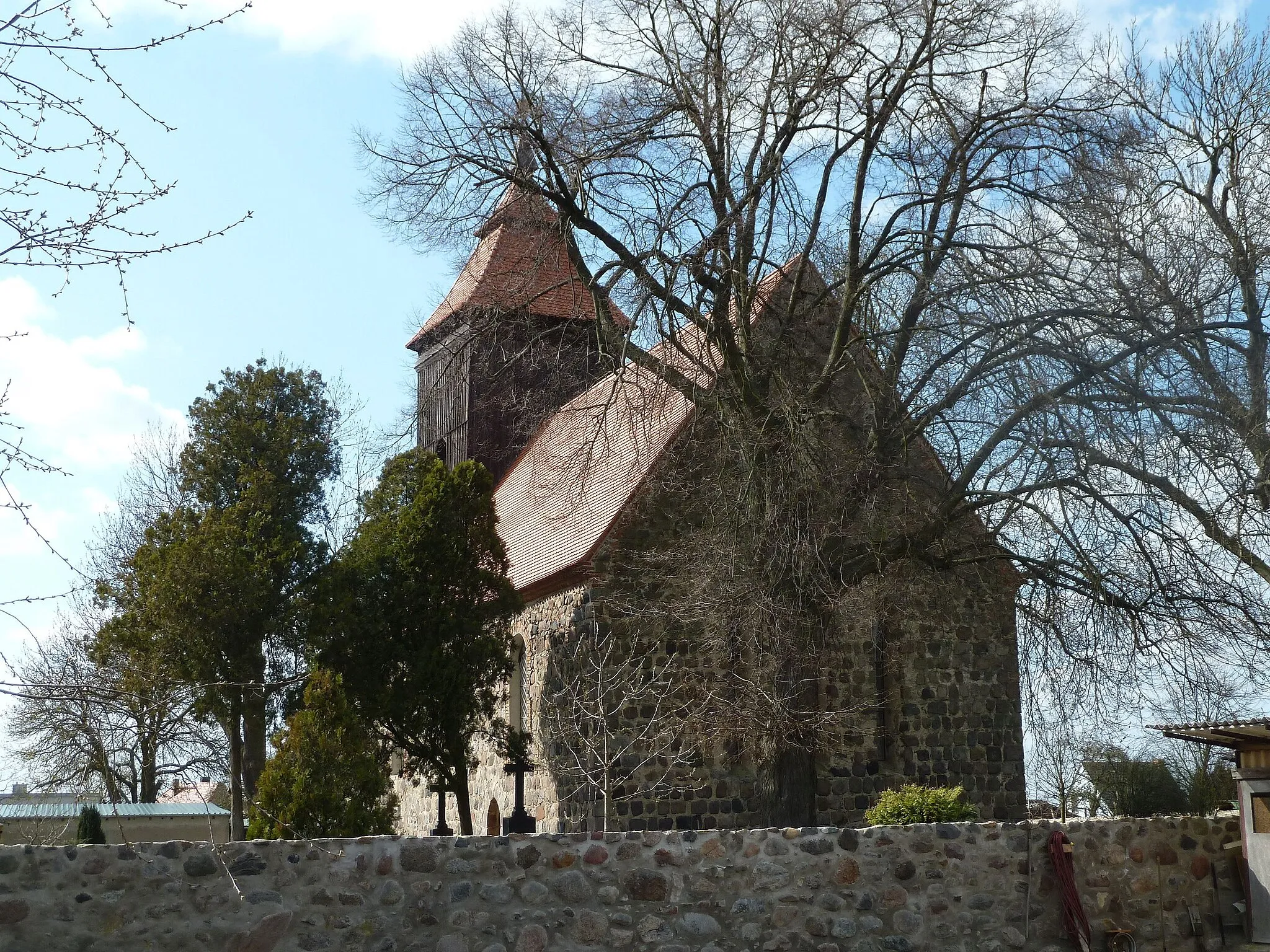 Photo showing: Melzow, Gemeinde Oberuckersee, Dorfkirche.
Ansicht von Südosten